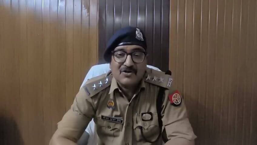 कानपुर देहात में आम खरीदने के विवाद ने लिया हिंसक रूप, मारपीट का वीडियो वायरल
युवक और महिला के साथ मारपीट का वीडियो चर्चा में, पुलिस ने दर्ज किया मुकदमा
रूरा थाना क्षेत्र का मामला, आरोपियों की गिरफ्तारी को लेकर पुलिस की कार्रवाई जारी
✒️रिपोर्ट यूपी हेड नागेंद्र पांडये
कानपुर देहात (उत्तर प्रदेश)। कानपुर देहात के रूरा थाना क्षेत्र का एक मारपीट का वीडियो सोशल मीडिया पर तेजी से वायरल हो रहा है। वीडियो में एक युवक और एक महिला के साथ मारपीट होती दिखाई दे रही है। पुलिस के अनुसार, यह विवाद आम खरीदने को लेकर हुआ था। मामले में मुकदमा दर्ज कर लिया गया है और आरोपियों की गिरफ्तारी के लिए कार्रवाई जारी है।
कानपुर देहात। रूरा थाना क्षेत्र में आम खरीदने को लेकर हुए विवाद ने हिंसक रूप ले लिया। घटना का वीडियो सोशल मीडिया पर वायरल होने के बाद मामला चर्चा का विषय बन गया। वायरल वीडियो में एक युवक और एक महिला के साथ मारपीट होती दिखाई दे रही है।
घटना के बाद पुलिस ने मामले का संज्ञान लेते हुए संबंधित धाराओं में अभियोग पंजीकृत कर लिया है। पुलिस का कहना है कि घटना की निष्पक्ष जांच की जा रही है और उपलब्ध साक्ष्यों के आधार पर आरोपियों की गिरफ्तारी के लिए कार्रवाई जारी है।
क्षेत्राधिकारी अकबरपुर संजय सिंह ने बताया कि रूरा थाना क्षेत्र में आम खरीदने के विवाद को लेकर हुई मारपीट के संबंध में मुकदमा दर्ज किया जा चुका है। मामले की जांच की जा रही है तथा दोषियों के विरुद्ध नियमानुसार विधिक कार्रवाई की जाएगी।
पुलिस ने लोगों से अपील की है कि सोशल मीडिया पर वायरल वीडियो के आधार पर किसी निष्कर्ष पर न पहुंचें और जांच पूरी होने तक अफवाहों से बचें।
सोशल मीडिया पर वायरल होने वाले वीडियो किसी घटना की ओर ध्यान आकर्षित कर सकते हैं, लेकिन किसी भी मामले की वास्तविक स्थिति निष्पक्ष पुलिस जांच और उपलब्ध साक्ष्यों के आधार पर ही स्पष्ट होती है। प्रशासन का दायित्व है कि ऐसे मामलों में त्वरित और पारदर्शी कार्रवाई सुनिश्चित करे।
🟥 ND NEWS | दैनिक निष्पक्ष धारा की अपील
एनडी न्यूज़ एवं दैनिक निष्पक्ष धारा पुलिस प्रशासन से अपील करता है कि मामले की निष्पक्ष एवं समयबद्ध जांच कर दोषियों के विरुद्ध कठोर कानूनी कार्रवाई की जाए। आमजन से भी अनुरोध है कि किसी भी विवाद को हिंसा में न बदलें तथा कानून पर भरोसा रखें। सोशल मीडिया पर केवल सत्यापित जानकारी ही साझा करें।
जनहित में सुझाव
किसी भी विवाद का समाधान बातचीत और कानूनी प्रक्रिया से करें।
महिलाओं के विरुद्ध हिंसा की घटनाओं की तुरंत पुलिस को सूचना दें।
वायरल वीडियो साझा करने से पहले उसकी सत्यता की पुष्टि करें।
प्रत्यक्षदर्शी जांच में निष्पक्ष सहयोग करें।
कानून-व्यवस्था बनाए रखने में पुलिस का सहयोग करें।
👇👇
#NDNews #दैनिकनिष्पक्षधारा #KanpurDehat #Rura #UPPolice #CrimeNews #ViralVideo #LawAndOrder #WomenSafety #BreakingNews
👇👇👇
@dgpup
@RSSorg
@UPGovt
@RSSgeet
@wpl1090
@Uppolice
@MIB_India
@PMOIndia
@HMOIndia
@VHPDigital
@InfoDeptUP
@myogioffice
@homeupgov
@CMOUP_RC
@CMOfficeUP
@ChiefSecyUP
@ChiefSecyUP
@MahantYogiG
@UpPolicemitra
@BajrangDalOrg
@UPPViralCheck
@rashtrapatibhvn
@112UttarPradesh
@UPMahilakalyan
@myogiadityanath
@kanpurdehatpol
👇👇👇
🟥 ND NEWS | दैनिक निष्पक्ष धारा
मुख्य संपादक / संस्थापक: राजन सिंह हाड़ा
सह-संपादक: शालिनी सिंह भदौरिया
✒️ रिपोर्ट: सहयोगी शिवा गुप्ता के साथ जिला ब्यूरो अजय श्रीवास्तव
📍 कार्यालय-3: U158, हीरा स्वीट्स के पास, विकास मार्ग, लक्ष्मी नगर, पूर्वी दिल्ली, पिन कोड – 110092 (NCR)
📍 कार्यालय-2: विधानसभा रोड, बर्लिंगटन चौराहा, लखनऊ – 226001 (UP)
📍 कार्यालय-1: 1/1 अटल बिहारी चौराहा, नियर बर्मा चौराहा, फतेहपुर – 212601 (UP)
📅 दिनांक: 10 जुलाई 2026
📆 दिन: शुक्रवार
📧 Email: ndnewschannel@gmail.com
📞 मोबाइल: 9696119696