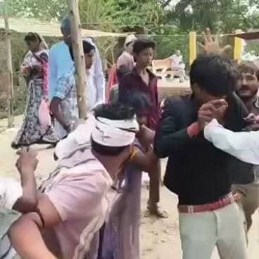 कानपुर देहात में आम खरीदने के विवाद ने लिया हिंसक रूप, मारपीट का वीडियो वायरल
युवक और महिला के साथ मारपीट का वीडियो चर्चा में, पुलिस ने दर्ज किया मुकदमा
रूरा थाना क्षेत्र का मामला, आरोपियों की गिरफ्तारी को लेकर पुलिस की कार्रवाई जारी
✒️रिपोर्ट यूपी हेड नागेंद्र पांडये
कानपुर देहात (उत्तर प्रदेश)। कानपुर देहात के रूरा थाना क्षेत्र का एक मारपीट का वीडियो सोशल मीडिया पर तेजी से वायरल हो रहा है। वीडियो में एक युवक और एक महिला के साथ मारपीट होती दिखाई दे रही है। पुलिस के अनुसार, यह विवाद आम खरीदने को लेकर हुआ था। मामले में मुकदमा दर्ज कर लिया गया है और आरोपियों की गिरफ्तारी के लिए कार्रवाई जारी है।
कानपुर देहात। रूरा थाना क्षेत्र में आम खरीदने को लेकर हुए विवाद ने हिंसक रूप ले लिया। घटना का वीडियो सोशल मीडिया पर वायरल होने के बाद मामला चर्चा का विषय बन गया। वायरल वीडियो में एक युवक और एक महिला के साथ मारपीट होती दिखाई दे रही है।
घटना के बाद पुलिस ने मामले का संज्ञान लेते हुए संबंधित धाराओं में अभियोग पंजीकृत कर लिया है। पुलिस का कहना है कि घटना की निष्पक्ष जांच की जा रही है और उपलब्ध साक्ष्यों के आधार पर आरोपियों की गिरफ्तारी के लिए कार्रवाई जारी है।
क्षेत्राधिकारी अकबरपुर संजय सिंह ने बताया कि रूरा थाना क्षेत्र में आम खरीदने के विवाद को लेकर हुई मारपीट के संबंध में मुकदमा दर्ज किया जा चुका है। मामले की जांच की जा रही है तथा दोषियों के विरुद्ध नियमानुसार विधिक कार्रवाई की जाएगी।
पुलिस ने लोगों से अपील की है कि सोशल मीडिया पर वायरल वीडियो के आधार पर किसी निष्कर्ष पर न पहुंचें और जांच पूरी होने तक अफवाहों से बचें।
सोशल मीडिया पर वायरल होने वाले वीडियो किसी घटना की ओर ध्यान आकर्षित कर सकते हैं, लेकिन किसी भी मामले की वास्तविक स्थिति निष्पक्ष पुलिस जांच और उपलब्ध साक्ष्यों के आधार पर ही स्पष्ट होती है। प्रशासन का दायित्व है कि ऐसे मामलों में त्वरित और पारदर्शी कार्रवाई सुनिश्चित करे।
🟥 ND NEWS | दैनिक निष्पक्ष धारा की अपील
एनडी न्यूज़ एवं दैनिक निष्पक्ष धारा पुलिस प्रशासन से अपील करता है कि मामले की निष्पक्ष एवं समयबद्ध जांच कर दोषियों के विरुद्ध कठोर कानूनी कार्रवाई की जाए। आमजन से भी अनुरोध है कि किसी भी विवाद को हिंसा में न बदलें तथा कानून पर भरोसा रखें। सोशल मीडिया पर केवल सत्यापित जानकारी ही साझा करें।
जनहित में सुझाव
किसी भी विवाद का समाधान बातचीत और कानूनी प्रक्रिया से करें।
महिलाओं के विरुद्ध हिंसा की घटनाओं की तुरंत पुलिस को सूचना दें।
वायरल वीडियो साझा करने से पहले उसकी सत्यता की पुष्टि करें।
प्रत्यक्षदर्शी जांच में निष्पक्ष सहयोग करें।
कानून-व्यवस्था बनाए रखने में पुलिस का सहयोग करें।
👇👇
#NDNews #दैनिकनिष्पक्षधारा #KanpurDehat #Rura #UPPolice #CrimeNews #ViralVideo #LawAndOrder #WomenSafety #BreakingNews
👇👇👇
@dgpup
@RSSorg
@UPGovt
@RSSgeet
@wpl1090
@Uppolice
@MIB_India
@PMOIndia
@HMOIndia
@VHPDigital
@InfoDeptUP
@myogioffice
@homeupgov
@CMOUP_RC
@CMOfficeUP
@ChiefSecyUP
@ChiefSecyUP
@MahantYogiG
@UpPolicemitra
@BajrangDalOrg
@UPPViralCheck
@rashtrapatibhvn
@112UttarPradesh
@UPMahilakalyan
@myogiadityanath
@kanpurdehatpol
👇👇👇
🟥 ND NEWS | दैनिक निष्पक्ष धारा
मुख्य संपादक / संस्थापक: राजन सिंह हाड़ा
सह-संपादक: शालिनी सिंह भदौरिया
✒️ रिपोर्ट: सहयोगी शिवा गुप्ता के साथ जिला ब्यूरो अजय श्रीवास्तव
📍 कार्यालय-3: U158, हीरा स्वीट्स के पास, विकास मार्ग, लक्ष्मी नगर, पूर्वी दिल्ली, पिन कोड – 110092 (NCR)
📍 कार्यालय-2: विधानसभा रोड, बर्लिंगटन चौराहा, लखनऊ – 226001 (UP)
📍 कार्यालय-1: 1/1 अटल बिहारी चौराहा, नियर बर्मा चौराहा, फतेहपुर – 212601 (UP)
📅 दिनांक: 10 जुलाई 2026
📆 दिन: शुक्रवार
📧 Email: ndnewschannel@gmail.com
📞 मोबाइल: 9696119696