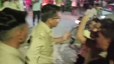 कानपुर में गांजा बेचने के आरोप पर बवाल, विरोध करने वाले युवक के घर पर पथराव का आरोप
मुहल्ले की महिलाओं ने किया विरोध प्रदर्शन, आरोपी को पकड़ने की मांग
नवाबगंज थाना क्षेत्र की घटना, पुलिस से सख्त कार्रवाई की मांग
✒️रिपोर्ट: संपादक महेद्र उर्फ़ साजन सिंह हाडा
कानपुर (उत्तर प्रदेश) नवाबगंज थाना क्षेत्र में कथित तौर पर गांजा बिक्री और तेज आवाज में कई दिनों से गाना बजाए जाने को लेकर विवाद बढ़ गया। स्थानीय लोगों का आरोप है कि विरोध करने पर एक युवक के घर पर पथराव किया गया, जिसके बाद मोहल्ले की महिलाओं ने एकजुट होकर विरोध प्रदर्शन किया। घटना का वीडियो सोशल मीडिया पर भी चर्चा का विषय बना हुआ है। फिलहाल पुलिस की ओर से मामले की जांच की जा रही है।
कानपुर। नवाबगंज थाना क्षेत्र के एक मोहल्ले में कई दिनों से तेज आवाज में गाना बजाए जाने और कथित रूप से गांजा बेचने की शिकायत को लेकर विवाद उस समय बढ़ गया जब स्थानीय लोगों ने इसका विरोध किया।
स्थानीय लोगों का आरोप है कि विरोध करने वाले एक युवक के घर पर कथित गांजा विक्रेता और उसके साथियों ने पथराव किया। घटना के बाद इलाके में तनाव का माहौल बन गया।
आरोप है कि जैसे ही घटना की जानकारी मोहल्ले की महिलाओं को हुई, वे बड़ी संख्या में एकत्रित हो गईं और आरोपी के खिलाफ जमकर विरोध प्रदर्शन किया। महिलाओं ने आरोपी को गिरफ्तार करने तथा क्षेत्र में अवैध नशे के कारोबार पर सख्त कार्रवाई की मांग की।
घटना के बाद स्थानीय लोगों ने पुलिस प्रशासन से क्षेत्र में नियमित गश्त बढ़ाने और नशा कारोबार पर प्रभावी कार्रवाई करने की मांग की है।
फिलहाल इस मामले में पुलिस की ओर से विस्तृत आधिकारिक बयान सामने नहीं आया है। आरोपों की पुष्टि जांच के बाद ही हो सकेगी।
अवैध नशे के कारोबार और उससे जुड़े विवाद सामाजिक सुरक्षा के लिए गंभीर चुनौती हैं। ऐसे मामलों में पुलिस द्वारा निष्पक्ष जांच और कानून के अनुसार कार्रवाई आवश्यक है। साथ ही, किसी भी विवाद की स्थिति में कानून अपने हाथ में लेने के बजाय प्रशासन को सूचना देना अधिक उचित और सुरक्षित तरीका है।
🟥 ND NEWS | दैनिक निष्पक्ष धारा की अपील
एनडी न्यूज़ एवं दैनिक निष्पक्ष धारा पुलिस प्रशासन से अपील करता है कि मामले की निष्पक्ष जांच कर दोषियों के विरुद्ध कठोर वैधानिक कार्रवाई की जाए। यदि क्षेत्र में अवैध नशे का कारोबार संचालित हो रहा है तो उसके विरुद्ध विशेष अभियान चलाकर युवाओं और समाज को सुरक्षित वातावरण उपलब्ध कराया जाए।
जनहित में सुझाव
किसी भी प्रकार के अवैध नशे की सूचना तत्काल पुलिस को दें।
विवाद की स्थिति में हिंसा का सहारा न लें, कानूनी प्रक्रिया अपनाएं।
मोहल्लों में सामुदायिक निगरानी और पुलिस-जन संवाद को बढ़ावा दिया जाए।
युवाओं को नशे के दुष्प्रभावों के प्रति जागरूक किया जाए।
स्थानीय प्रशासन नियमित गश्त और निगरानी सुनिश्चित करे।
👇👇👇
#NDNews #दैनिकनिष्पक्षधारा #Kanpur #Nawabganj #UPPolice #DrugFreeIndia #CrimeNews #BreakingNews #LawAndOrder #PublicSafety
👇👇👇
@dgpup
@RSSorg
@UPGovt
@RSSgeet
@wpl1090
@Uppolice
@MIB_India
@PMOIndia
@HMOIndia
@VHPDigital
@InfoDeptUP
@myogioffice
@homeupgov
@CMOUP_RC
@CMOfficeUP
@ChiefSecyUP
@ChiefSecyUP
@MahantYogiG
@UpPolicemitra
@BajrangDalOrg
@UPPViralCheck
@rashtrapatibhvn
@112UttarPradesh
@UPMahilakalyan
@myogiadityanath
@kanpurnagarpol
@adgzonekanpur
@igrangekanpur
@kanpurdehatpol
@kanpurtraffic
@dcpskanpur
👇👇
🟥 ND NEWS | दैनिक निष्पक्ष धारा
मुख्य संपादक / संस्थापक: राजन सिंह हाड़ा
सह-संपादक: शालिनी सिंह भदौरिया
📍 कार्यालय-3: U158, हीरा स्वीट्स के पास, विकास मार्ग, लक्ष्मी नगर, पूर्वी दिल्ली, पिन कोड – 110092 (NCR)
📍 कार्यालय-2: विधानसभा रोड, बर्लिंगटन चौराहा, लखनऊ – 226001 (UP)
📍 कार्यालय-1: 1/1 अटल बिहारी चौराहा, नियर बर्मा चौराहा, फतेहपुर – 212601 (UP)
📅 दिनांक: 10 जुलाई 2026
📆 दिन: शुक्रवार
📧 Email: ndnewschannel@gmail.com
📞 मोबाइल: 9696119696