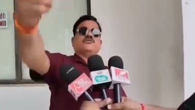 “मैं अकेला चोर थोड़ी हूँ…” — निलंबित सब-इंजीनियर के बयान से पंचायत व्यवस्था पर उठे बड़े सवाल,
मझगवां जनपद के सब-इंजीनियर सतीश समेले का कथित खुलासा, “कमीशन सिस्टम” की रेट लिस्ट चर्चा में
मध्यप्रदेश के जिले की मझगवां जनपद पंचायत में पदस्थ रहे सब-इंजीनियर सतीश समेले का एक कथित बयान इन दिनों सुर्खियों में है। निलंबन के बाद उन्होंने कथित रूप से कहा — “मैं अकेला चोर थोड़ी हूँ…”, जिससे पूरे पंचायत तंत्र पर गंभीर सवाल खड़े हो गए हैं।
सूत्रों के अनुसार, समेले ने यह भी दावा किया कि ग्रामीण विकास कार्यों में कमीशनखोरी एक व्यवस्थित “सिस्टम” के तहत चलती है, जिसमें नीचे से लेकर ऊपर तक हिस्सेदारी तय रहती है। चर्चा में आई कथित “रेट लिस्ट” के अनुसार प्रतिशत इस प्रकार बताए जा रहे हैं:
- सरपंच – 19%
- सचिव – 5%
- रोजगार सहायक – 3%
- सब-इंजीनियर – 5%
- असिस्टेंट इंजीनियर – 2%
- सीईओ – 2–3%
हालांकि इन दावों की आधिकारिक पुष्टि नहीं हुई है, लेकिन यह मामला सामने आने के बाद पंचायत एवं ग्रामीण विकास विभाग की कार्यप्रणाली पर सवाल उठने लगे हैं।
स्थानीय स्तर पर लोग इसे ग्रामीण विकास योजनाओं में व्याप्त भ्रष्टाचार की एक झलक मान रहे हैं, वहीं विपक्षी दल इसे सरकार की नीतियों पर हमला करने का मुद्दा बना रहे हैं।
अब देखना यह होगा कि पंचायत एवं ग्रामीण विकास विभाग इस मामले की निष्पक्ष जांच कराता है या नहीं, और यदि ये आरोप सही पाए जाते हैं तो जिम्मेदारों पर क्या कार्रवाई होती है।
#Satna #MadhyaPradesh #Panchayat #Corruption #Transparency #Accountability तलाश न्यूज सीधी Pride India News प्राइड इंडिया न्यूज़ Dr. Rajesh Mishra Ajay Singh Ram Charan Soni Gyan Singh Chauhan #सीधी #मध्यप्रदेश