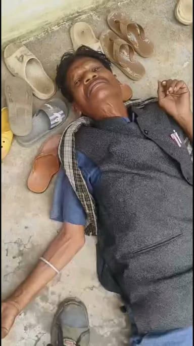 स्कूल खुलते ही सूरजपुर जिले के रामानुजनगर विकासखंड स्थित ग्राम शाल्ही के खोरखोरीपारा प्राथमिक शाला के हेडमास्टर का कथित रूप से शराब के नशे में होने का वीडियो सोशल मीडिया पर तेजी से वायरल हो रहा है। वीडियो में शिक्षक जमीन पर लेटे हुए और कथित रूप से अभद्र भाषा का प्रयोग करते दिखाई दे रहे हैं। हालांकि, इस वीडियो की स्वतंत्र पुष्टि नहीं हुई है। मामले को लेकर शिक्षा विभाग की ओर से अभी तक कोई आधिकारिक बयान या जांच रिपोर्ट सामने नहीं आई है। अब सभी की नजर जिला शिक्षा विभाग और प्रशासन की संभावित कार्रवाई पर टिकी हुई है। #CGVoiceNews #Surajpur #BreakingNews