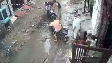 😨 गनीमत रही कि वाहन की रफ्तार कम थी, वरना बड़ा हादसा हो सकता था।
ऐसी खतरनाक जगहों पर सिर्फ प्रशासन का इंतज़ार करने के बजाय, यदि सुरक्षित और संभव हो तो संबंधित विभाग को तुरंत सूचना दें ताकि उचित चेतावनी संकेत या बैरिकेड लगाए जा सकें।
⚠️ सड़क पर खुद पत्थर, झाड़ियां या अन्य सामान रखना भी कई बार दूसरे वाहन चालकों के लिए खतरा बन सकता है। सबसे सुरक्षित तरीका है कि जिम्मेदार अधिकारियों को तुरंत जानकारी दी जाए।
सतर्क रहें, सुरक्षित रहें।
#RoadSafety #Accident #SafetyFirst #DriveSafe #Awareness #India #ViralVideo