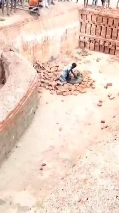 यूपी लखीमपुर की धौरहरा तहसील के ग्राम बबुरी में एक ईंट भट्टे में पहुंचे तेंदुआ से भिड़ा एक युवक,
युवक काफी देर तक तेंदुए को दबोचे रहा, इस दौरान वहां मौजूद सैकड़ो ग्रामीणों ने भी तेंदुए पर चलाये ईंट पत्थर,
बावजूद इसके तेंदुए ने उठकर युवक पर बोला हमला,
युवक उपचार के लिए अस्पताल में भर्ती,वन विभाग की टीम मौके पर मौजूद,
हैरान कर देने वाला वीडियो आया सामने,वीडियो सोशल मीडिया पर वायरल