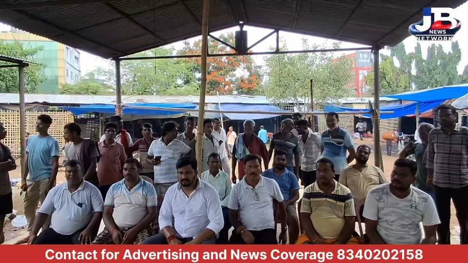 आर-पार के मूड में गोड्डा के व्यवसाई: अपराधियों की गिरफ्तारी न होने पर अनिश्चितकालीन बंदी की चेतावनी?
#GoddaCrime
#BengalJewelersLoot
#GoddaMarketBandh
#JharkhandCrime
#TradersSecurity
#GoddaPolice
#JusticeForTraders