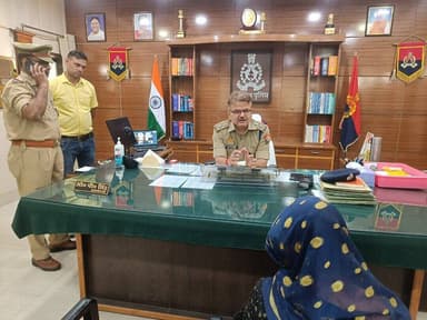 #जनसुनवाई ~ #SP_KSJ द्वारा पुलिस कार्यालय में जनसुनवाई के दौरान आये आमजन की समस्याओं को ध्यानपूर्वक सुनकर प्राप्त शिकायतों का प्राथमिकता के आधार पर उचित, गुणवत्तापूर्ण व समयबद्ध निस्तारण हेतु संबंधित को दिए जा रहे आवश्यक दिशा-निर्देश। #UPPolice #KasganjPolice https://t.co/IlFwmrgtye