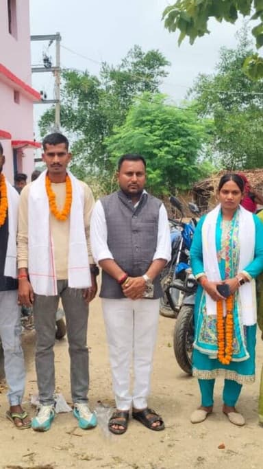 राजद नेता सह मुखिया पति ने अपने पंचायत के छः नवचयनित होमगार्ड अभ्यर्थियों को किया सम्मानित