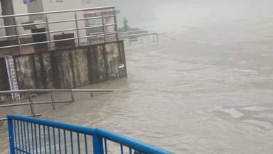 🚨 रुद्रप्रयाग में बारिश का कहर, प्रशासन अलर्ट! 🌧️
लगातार हो रही भारी बारिश से अलकनंदा और मंदाकिनी नदियां उफान पर हैं। मौसम विभाग के अलर्ट के बाद जिला प्रशासन पूरी तरह सतर्क है।
⚠️ प्रमुख अपडेट:
🌊 नदी किनारे जाने पर रोक
🏫 जनपद के सभी स्कूलों में अवकाश
🚔 पुलिस, एसडीआरएफ व आपदा प्रबंधन की टीमें अलर्ट
🙏 चारधाम यात्रियों और स्थानीय लोगों से अनावश्यक यात्रा से बचने की अपील
प्रशासन ने सभी से अपील की है कि मौसम सामान्य होने तक नदी-नालों के किनारे न जाएं, अफवाहों से बचें और केवल आधिकारिक सूचनाओं पर ही भरोसा करें।
सुरक्षित रहें, सतर्क रहें।
#Rudraprayag #RainAlert #Uttarakhand #HeavyRain #Alaknanda #Mandakini #CharDhamYatra #WeatherAlert #StaySafe