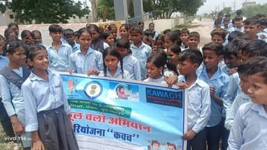 राजकीय उच्च माध्यमिक विद्यालय लहचोरा कलां में "स्कूल चलो नामांकन अभियान" के तहत जागरूकता रैली निकाली गई
भरतपुर जिले के बयाना ब्लॉक की ग्राम पंचायत लहचोरा कलां स्थित राजकीय उच्च माध्यमिक विद्यालय में शुक्रवार, 10 जुलाई 2026 को स्कूल चलो नामांकन अभियान के अंतर्गत जागरूकता रैली का आयोजन किया गया। रैली का उद्देश्य अधिक से अधिक बच्चों का विद्यालय में नामांकन सुनिश्चित करना तथा शिक्षा के प्रति जन-जागरूकता बढ़ाना रहा।
इस अवसर पर श्री गोविंद सिंह धाकड़, व्याख्याता मंतूराम, भारत सिंह, श्रीमती पुष्पा देवी एवं प्रयत्न संस्था (कवच परियोजना) के पंचायत फैसिलिटेटर नरेंद्र कुमार ने विद्यार्थियों और ग्रामीणों को नामांकन अभियान की विस्तृत जानकारी दी।
कार्यक्रम में बच्चों को बाल अधिकारों, कवच परियोजना, गुड टच-बैड टच, बाल श्रम, बाल विवाह तथा लिंग आधारित भेदभाव जैसे महत्वपूर्ण विषयों पर जागरूक किया गया। साथ ही राजस्थान सरकार की विभिन्न जनकल्याणकारी योजनाओं जैसे पालनहार योजना, स्पॉन्सरशिप योजना, लाडो प्रोत्साहन योजना एवं नैपकिन योजना की जानकारी भी दी गई।
मीना मंच के माध्यम से बालिकाओं को नियमित विद्यालय आने, शिक्षा के प्रति जागरूक रहने, आत्मविश्वास के साथ अपनी बात रखने तथा समानता के अधिकारों के प्रति सजग रहने के लिए प्रेरित किया गया। बच्चों को चाइल्ड हेल्पलाइन नंबर 1098 की जानकारी भी दी गई।
रैली के दौरान छात्र-छात्राओं ने "हम बच्चों का है अधिकार, शिक्षा, पोषण, पूरा प्यार" जैसे नारों के साथ पूरे गांव में जन-जागरूकता का संदेश दिया। विद्यालय परिवार ने सभी अभिभावकों से अपने बच्चों का विद्यालय में नामांकन करवाकर उन्हें नियमित शिक्षा से जोड़ने की अपील की।