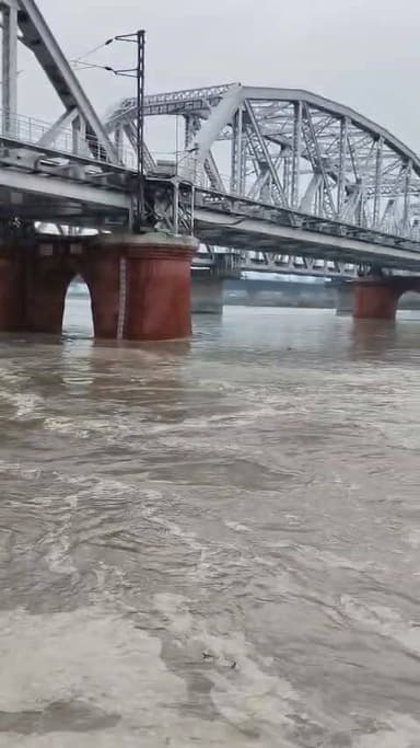 * *सरसावा ब्रेकिंग*
*यमुना का जलस्तर फिर बढ़ने लगा, लगातार बारिश से बढ़ी चिंता।*
*पिछले 24 घंटों से पहाड़ी और मैदानी क्षेत्रों में लगातार हो रही बारिश का असर अब यमुना नदी पर साफ दिखाई देने लगा है*
*शाहजहांपुर स्थित यमुना नदी का जलस्तर एक बार फिर बढ़ना शुरू हो गया है।*
*लगातार बारिश जारी रहने पर यमुना का जलस्तर और बढ़ने की आशंका जताई जा रही है। प्रशासन की नजर हालात पर बनी हुई है।*