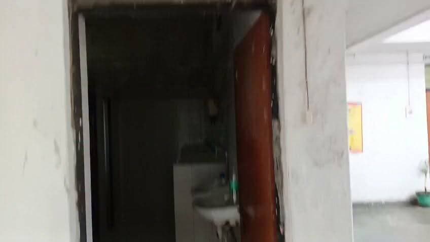 सिराथू तहसील में गंदगी का अंबार, शौचालय बने बीमारी की वजह
कौशांबी जनपद के सिराथू तहसील परिसर में गंदगी और अव्यवस्था के कारण आम लोगों को भारी परेशानी हो रही है।
तहसील के शौचालयों में गंदगी फैली है और अगल-बगल कचरे के ढेर लगे हैं। आरोप है कि सफाईकर्मी और अधिकारी नियमित सफाई नहीं करवाते। बाहर से आने वाले फरियादियों के लिए बैठने की कोई व्यवस्था भी नहीं है।
स्थानीय लोगों का कहना है कि बदबू और गंदगी की वजह से कई लोग बीमार पड़ रहे हैं। केवल जब कोई बड़ा अधिकारी आता है तभी थोड़ी बहुत सफाई होती है, वरना परिसर गंदगी से भरा रहता है।
ग्रामीणों ने प्रशासन से मांग की है कि तहसील में नियमित सफाई, शौचालय की व्यवस्था और बैठने की उचित सुविधा उपलब्ध कराई जाए।
#dmkaushambi #CMYogiAdityanath