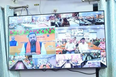 *माननीय मुख्यमंत्री द्वारा डीबीटी के माध्यम से सामाजिक सुरक्षा पेंशन राशि का अंतरण*
*उप विकास आयुक्त की अध्यक्षता में जिले के लाभुकों ने देखा लाइव प्रसारण*
श्री सम्राट चौधरी, माननीय मुख्यमंत्री, बिहार द्वारा आज सामाजिक सुरक्षा पेंशन योजनाओं के लाभुकों के बैंक खातों में DBT के माध्यम से पेंशन राशि का डिजिटल अंतरण किया गया। इस अवसर पर पूर्वी चम्पारण समाहरणालय स्थित डॉ राजेंद्र प्रसाद सभागार में उप विकास आयुक्त की अध्यक्षता में विशेष कार्यक्रम का आयोजन किया गया।
जिला मुख्यालय में आयोजित इस कार्यक्रम के दौरान मुख्यमंत्री द्वारा पटना से आयोजित राज्य स्तरीय कार्यक्रम का लाइव प्रसारण देखा गया। इस अवसर पर जिले के विभिन्न सामाजिक सुरक्षा पेंशन योजनाओं के सैकड़ों लाभुक उपस्थित रहे, जिन्होंने मुख्यमंत्री के संबोधन को सुना।
पारदर्शी और समयबद्ध लाभ:-
सामाजिक सुरक्षा पेंशन योजनाओं के अंतर्गत वृद्धजन, विधवा एवं दिव्यांग लाभुकों को सीधे उनके बैंक खातों में पेंशन राशि उपलब्ध कराई जा रही है, जिससे लाभुकों को बिना किसी बिचौलिए के, समयबद्ध एवं पारदर्शी तरीके से लाभ प्राप्त हो रहा है। प्रत्येक माह के 10वीं तारीख को पेंशन दिवस का आयोजन कर सामाजिक सुरक्षा पेंशनधारियों को उनके पेंशन की राशि रु 1100/ का अंतरण उनके बैंक खातों में डीबीटी के माध्यम से किया जा रहा है।
पूर्वी चंपारण जिला में आज मुख्यमंत्री वृद्धजन पेंशन योजना अंतर्गत 320814, लक्ष्मीबाई सामाजिक सुरक्षा पेंशन योजना के तहत 30274, बिहार नि:शक्तजन पेंशन योजना के तहत 45606, इंदिरा गांधी राष्ट्रीय वृद्धजन पेंशन योजना के तहत 154958, इंदिरा गांधी राष्ट्रीय विधवा पेंशन योजना के अंतर्गत 33910 तथा इंदिरा गांधी राष्ट्रीय निःशक्तजन पेंशन योजना के तहत 7935 अर्थात कुल 593497 लाभुकों को प्रत्यक्ष माध्यम से उनके खाते में 1100 रु की दर से राशि की भुगतान की गई है।
उप विकास आयुक्त की गरिमामयी अध्यक्षता में आयोजित इस कार्यक्रम में जिला जनसंपर्क पदाधिकारी,जिला योजना पदाधिकार, सहायक निदेशक (सामाजिक सुरक्षा), जिला प्रोग्राम पदाधिकारी (आईसीडीएस), जिला कल्याण पदाधिकारी सहित अन्य संबंधित विभागों के पदाधिकारी व कर्मी उपस्थित थे।
कार्यक्रम के दौरान उपस्थित लाभुकों को सामाजिक सुरक्षा पेंशन योजनाओं की निरंतरता और अन्य सरकारी कल्याणकारी योजनाओं से संबंधित महत्वपूर्ण जानकारियां प्रदान की गईं। इस अवसर पर बड़ी संख्या में सामाजिक सुरक्षा पेंशन के लाभुकगण उपस्थित थे।
Information & Public Relations Department, Government of Bihar Social Welfare Department, Government of Bihar