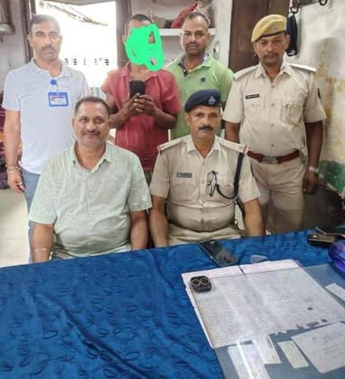 किऊल स्टेशन पर ऑपरेशन यात्री सुरक्षा के तहत मोबाइल चोर गिरफ्तार, चोरी का मोबाइल बरामद
लखीसराय/किऊल: रेलवे सुरक्षा बल (RPF) ने ऑपरेशन यात्री सुरक्षा के तहत बड़ी कार्रवाई करते हुए एक संदिग्ध युवक को गिरफ्तार कर उसके पास से यात्री का चोरी किया गया मोबाइल बरामद किया है। बरामद मोबाइल की अनुमानित कीमत करीब 20 हजार रुपये बताई गई है।
आरपीएफ के अनुसार, वरीय मंडल सुरक्षा आयुक्त, दानापुर के निर्देश पर गठित टीम ने किऊल स्टेशन पर जांच अभियान चलाया। इस दौरान ट्रेन संख्या 18105 से उतर रहे एक संदिग्ध युवक को पकड़ा गया। पूछताछ में वह संतोषजनक जवाब नहीं दे सका। तलाशी लेने पर उसके पास से एक मोबाइल फोन मिला, जिसके संबंध में उसने किसी ट्रेन में यात्री से मोबाइल चोरी करने की बात स्वीकार कर ली।इसके बाद जब्ती सूची तैयार कर चोरी का मोबाइल जब्त किया गया ।एवं ज्ञापन बनाकर आरोपी सौरभ कुमार भागलपुर निवासी को गिरफ्तार कर लिया गया।
आरपीएफ के सहायक उपनिरीक्षक मनोज कुमार सिंह की लिखित शिकायत पर जीआरपी किऊल में मामला दर्ज करने की प्रक्रिया शुरू कर दी गई है। पुलिस पूरे मामले की जांच में जुटी है।