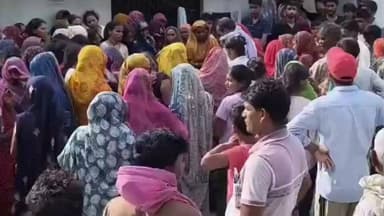 प्रयागराज में करंट लगने से चाचा-भतीजे की दर्दनाक मौत, गांव में मातम
धान की रोपाई के लिए खेत जाते समय हुआ हादसा, परिजनों ने मुआवजे और कार्रवाई की उठाई मांग
शवों का अंतिम संस्कार रोककर प्रदर्शन, बहरिया थाना क्षेत्र का मामला
✒️रिपोर्ट:- सहयोगी प्रमोद व सुनील यादव के साथ राजेश सोनकर
प्रयागराज (उत्तर प्रदेश) बहरिया थाना क्षेत्र के खालसा गांव में करंट की चपेट में आने से चाचा और भतीजे की दर्दनाक मौत हो गई। घटना के बाद गांव में शोक और आक्रोश का माहौल है। परिजनों ने कथित जिम्मेदार लोगों के विरुद्ध कार्रवाई और उचित मुआवजे की मांग करते हुए शवों का अंतिम संस्कार करने से इनकार कर दिया। पुलिस और प्रशासन मौके पर पहुंचकर स्थिति को संभालने में जुटा है।
प्रयागराज। बहरिया थाना क्षेत्र के खालसा गांव में शुक्रवार को एक दर्दनाक हादसा हो गया। जानकारी के अनुसार, चाचा और भतीजा धान की रोपाई के लिए खेत जा रहे थे। इसी दौरान दोनों किसी विद्युत करंट की चपेट में आ गए, जिससे मौके पर ही उनकी मौत हो गई।
घटना की सूचना मिलते ही परिजनों और ग्रामीणों की भीड़ मौके पर जुट गई। हादसे से पूरे गांव में शोक की लहर दौड़ गई। परिजनों ने आरोपियों के विरुद्ध कार्रवाई और आर्थिक मुआवजे की मांग करते हुए शवों को उठाने और अंतिम संस्कार करने से इनकार कर दिया।
सूचना पर पुलिस और प्रशासनिक अधिकारी मौके पर पहुंचे तथा परिजनों को समझाने का प्रयास किया। मामले में विद्युत आपूर्ति व्यवस्था, हादसे के कारणों और संभावित जिम्मेदारी की जांच की जा रही है।
> नोट: घटना के कारणों और जिम्मेदारी का अंतिम निर्धारण प्रशासनिक एवं पुलिस जांच पूरी होने के बाद ही स्पष्ट होगा।
बरसात के मौसम में बिजली से जुड़े हादसे अक्सर गंभीर रूप ले लेते हैं। ऐसे मामलों में निष्पक्ष जांच, जिम्मेदारी तय करना और पीड़ित परिवार को समयबद्ध सहायता उपलब्ध कराना प्रशासन की प्राथमिक जिम्मेदारी होती है।
🟥 ND NEWS | दैनिक निष्पक्ष धारा की अपील
एनडी न्यूज़ एवं दैनिक निष्पक्ष धारा प्रशासन से अपील करता है कि घटना की निष्पक्ष जांच कर यदि किसी स्तर पर लापरवाही सामने आती है तो दोषियों के विरुद्ध कठोर कार्रवाई की जाए। साथ ही पीड़ित परिवार को शीघ्र आर्थिक सहायता एवं आवश्यक सरकारी राहत उपलब्ध कराई जाए।
जनहित में सुझाव
बरसात के मौसम में खेतों और खुले क्षेत्रों में बिजली के तारों से विशेष सावधानी बरतें।
टूटे या झुके हुए विद्युत तार दिखाई देने पर तुरंत बिजली विभाग और पुलिस को सूचना दें।
ग्रामीण क्षेत्रों में विद्युत लाइनों का नियमित निरीक्षण कराया जाए।
दुर्घटना की स्थिति में भीड़ लगाने के बजाय तुरंत प्रशासन और आपातकालीन सेवाओं को सूचित करें।
पीड़ित परिवारों को समयबद्ध राहत और न्याय सुनिश्चित किया जाए।
👇👇👇
#NDNews #दैनिकनिष्पक्षधारा #Prayagraj #Bahariya #BreakingNews #ElectricShock #UPPolice #PublicSafety #Justice #UttarPradesh
👇👇👇
@dgpup
@UPGovt
@RSSorg
@Uppolice
@wpl1090
@RSSgeet
@MIB_India
@PMOIndia
@HMOIndia
@VHPDigital
@CMOUP_RC
@myogioffice
@InfoDeptUP
@CMOfficeUP
@UPPRD1948
@ChiefSecyUP
@MahantYogiG
@ChiefSecyUP
@BajrangDalOrg
@myogiadityanath
@112UttarPradesh
@UPPViralCheck
@UpPolicemitra
@prayagraj_pol
@ADGZonPrayagraj
@DM_PRAYAGRAJ
@CommissionerPrg
@NigamPrayagraj
@Prayagraj_TP
@PROdefprayagraj
@UPPCLLKO
@MD_PuVVNL
@MVVNLHQ
@edpmcuppcl
@EE_Trans_Hapur
@UppclNishant
@DVVNL_Care
@puvvnlvaranasi
@puvvnlprayagra1
👇👇👇
🟥 ND NEWS | दैनिक निष्पक्ष धारा
मुख्य संपादक / संस्थापक: राजन सिंह हाड़ा
सह-संपादक: शालिनी सिंह भदौरिया
✒️ रिपोर्ट: सहयोगी प्रमोद व सुनील यादव के साथ राजेश सोनकर
📍 कार्यालय-3: U158, हीरा स्वीट्स के पास, विकास मार्ग, लक्ष्मी नगर, पूर्वी दिल्ली, पिन कोड – 110092 (NCR)
📍 कार्यालय-2: विधानसभा रोड, बर्लिंगटन चौराहा, लखनऊ (226001) (UP)
📍 कार्यालय-1: 1/1 अटल बिहारी चौराहा, नियर बर्मा चौराहा, फतेहपुर (212601) (UP)
📅 दिनांक: 10 जुलाई 2026
📆 दिन: शुक्रवार
📧 Email: ndnewschannel@gmail.com
📞 मोबाइल: 9696119696