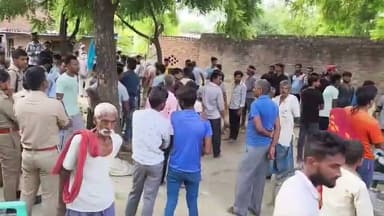 प्रयागराज में करंट लगने से चाचा-भतीजे की दर्दनाक मौत, गांव में मातम
धान की रोपाई के लिए खेत जाते समय हुआ हादसा, परिजनों ने मुआवजे और कार्रवाई की उठाई मांग
शवों का अंतिम संस्कार रोककर प्रदर्शन, बहरिया थाना क्षेत्र का मामला
✒️रिपोर्ट:- सहयोगी प्रमोद व सुनील यादव के साथ राजेश सोनकर
प्रयागराज (उत्तर प्रदेश) बहरिया थाना क्षेत्र के खालसा गांव में करंट की चपेट में आने से चाचा और भतीजे की दर्दनाक मौत हो गई। घटना के बाद गांव में शोक और आक्रोश का माहौल है। परिजनों ने कथित जिम्मेदार लोगों के विरुद्ध कार्रवाई और उचित मुआवजे की मांग करते हुए शवों का अंतिम संस्कार करने से इनकार कर दिया। पुलिस और प्रशासन मौके पर पहुंचकर स्थिति को संभालने में जुटा है।
प्रयागराज। बहरिया थाना क्षेत्र के खालसा गांव में शुक्रवार को एक दर्दनाक हादसा हो गया। जानकारी के अनुसार, चाचा और भतीजा धान की रोपाई के लिए खेत जा रहे थे। इसी दौरान दोनों किसी विद्युत करंट की चपेट में आ गए, जिससे मौके पर ही उनकी मौत हो गई।
घटना की सूचना मिलते ही परिजनों और ग्रामीणों की भीड़ मौके पर जुट गई। हादसे से पूरे गांव में शोक की लहर दौड़ गई। परिजनों ने आरोपियों के विरुद्ध कार्रवाई और आर्थिक मुआवजे की मांग करते हुए शवों को उठाने और अंतिम संस्कार करने से इनकार कर दिया।
सूचना पर पुलिस और प्रशासनिक अधिकारी मौके पर पहुंचे तथा परिजनों को समझाने का प्रयास किया। मामले में विद्युत आपूर्ति व्यवस्था, हादसे के कारणों और संभावित जिम्मेदारी की जांच की जा रही है।
> नोट: घटना के कारणों और जिम्मेदारी का अंतिम निर्धारण प्रशासनिक एवं पुलिस जांच पूरी होने के बाद ही स्पष्ट होगा।
बरसात के मौसम में बिजली से जुड़े हादसे अक्सर गंभीर रूप ले लेते हैं। ऐसे मामलों में निष्पक्ष जांच, जिम्मेदारी तय करना और पीड़ित परिवार को समयबद्ध सहायता उपलब्ध कराना प्रशासन की प्राथमिक जिम्मेदारी होती है।
🟥 ND NEWS | दैनिक निष्पक्ष धारा की अपील
एनडी न्यूज़ एवं दैनिक निष्पक्ष धारा प्रशासन से अपील करता है कि घटना की निष्पक्ष जांच कर यदि किसी स्तर पर लापरवाही सामने आती है तो दोषियों के विरुद्ध कठोर कार्रवाई की जाए। साथ ही पीड़ित परिवार को शीघ्र आर्थिक सहायता एवं आवश्यक सरकारी राहत उपलब्ध कराई जाए।
जनहित में सुझाव
बरसात के मौसम में खेतों और खुले क्षेत्रों में बिजली के तारों से विशेष सावधानी बरतें।
टूटे या झुके हुए विद्युत तार दिखाई देने पर तुरंत बिजली विभाग और पुलिस को सूचना दें।
ग्रामीण क्षेत्रों में विद्युत लाइनों का नियमित निरीक्षण कराया जाए।
दुर्घटना की स्थिति में भीड़ लगाने के बजाय तुरंत प्रशासन और आपातकालीन सेवाओं को सूचित करें।
पीड़ित परिवारों को समयबद्ध राहत और न्याय सुनिश्चित किया जाए।
👇👇👇
#NDNews #दैनिकनिष्पक्षधारा #Prayagraj #Bahariya #BreakingNews #ElectricShock #UPPolice #PublicSafety #Justice #UttarPradesh
👇👇👇
@dgpup
@UPGovt
@RSSorg
@Uppolice
@wpl1090
@RSSgeet
@MIB_India
@PMOIndia
@HMOIndia
@VHPDigital
@CMOUP_RC
@myogioffice
@InfoDeptUP
@CMOfficeUP
@UPPRD1948
@ChiefSecyUP
@MahantYogiG
@ChiefSecyUP
@BajrangDalOrg
@myogiadityanath
@112UttarPradesh
@UPPViralCheck
@UpPolicemitra
@prayagraj_pol
@ADGZonPrayagraj
@DM_PRAYAGRAJ
@CommissionerPrg
@NigamPrayagraj
@Prayagraj_TP
@PROdefprayagraj
@UPPCLLKO
@MD_PuVVNL
@MVVNLHQ
@edpmcuppcl
@EE_Trans_Hapur
@UppclNishant
@DVVNL_Care
@puvvnlvaranasi
@puvvnlprayagra1
👇👇👇
🟥 ND NEWS | दैनिक निष्पक्ष धारा
मुख्य संपादक / संस्थापक: राजन सिंह हाड़ा
सह-संपादक: शालिनी सिंह भदौरिया
✒️ रिपोर्ट: सहयोगी प्रमोद व सुनील यादव के साथ राजेश सोनकर
📍 कार्यालय-3: U158, हीरा स्वीट्स के पास, विकास मार्ग, लक्ष्मी नगर, पूर्वी दिल्ली, पिन कोड – 110092 (NCR)
📍 कार्यालय-2: विधानसभा रोड, बर्लिंगटन चौराहा, लखनऊ (226001) (UP)
📍 कार्यालय-1: 1/1 अटल बिहारी चौराहा, नियर बर्मा चौराहा, फतेहपुर (212601) (UP)
📅 दिनांक: 10 जुलाई 2026
📆 दिन: शुक्रवार
📧 Email: ndnewschannel@gmail.com
📞 मोबाइल: 9696119696
