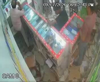 फतेहपुर में पुलिस समझौते के कुछ घंटे बाद फिर बवाल, दुकान में घुसकर युवक पर जानलेवा हमला
हॉकी और लोहे की रॉड से हमला, आधा दर्जन नकाबपोशों पर गंभीर आरोप
थरियांव कस्बे की घटना से व्यापारियों में दहशत, सुरक्षा व्यवस्था पर उठे सवाल
✒️ रिपोर्ट :- सहयोगी शिव गुप्ता के साथ राहुल गुप्ता थरियांव
फतेहपुर (उत्तर प्रदेश) थरियांव कस्बे में एक ही दिन में दो बार हुए विवाद ने कानून-व्यवस्था को लेकर सवाल खड़े कर दिए हैं। शिकायत के अनुसार, सुबह हुए विवाद के बाद पुलिस ने दोनों पक्षों में समझौता कराया था, लेकिन शाम को कथित तौर पर आधा दर्जन नकाबपोश युवक दुकान में घुस गए और दुकानदार पर हॉकी एवं लोहे की रॉड से हमला कर दिया। मामले की जांच पुलिस द्वारा की जा रही है।
थरियांव/फतेहपुर। थाना थरियांव क्षेत्र के कस्बे में शुक्रवार को हिंसा की एक गंभीर घटना सामने आई। प्राप्त जानकारी के अनुसार, सुबह दुकानदार और कुछ युवकों के बीच मारपीट हुई थी। सूचना मिलने पर पुलिस मौके पर पहुंची और दोनों पक्षों के बीच समझौता करा दिया।
हालांकि, आरोप है कि शाम होते-होते आधा दर्जन नकाबपोश युवक दोबारा दुकान पर पहुंचे और दुकान में घुसकर दुकानदार पर हॉकी तथा लोहे की रॉड से हमला कर दिया। हमले में युवक घायल हो गया। घटना के बाद क्षेत्र में अफरा-तफरी का माहौल बन गया।
स्थानीय लोगों का कहना है कि यदि सुबह के विवाद के बाद प्रभावी निगरानी और आवश्यक कानूनी कार्रवाई की जाती, तो दोबारा हिंसा की घटना को रोका जा सकता था। घटना के बाद व्यापारियों में भी भय और नाराजगी का माहौल है।
फिलहाल, पुलिस मामले की जांच कर रही है। आरोपियों की पहचान, सीसीटीवी फुटेज और अन्य साक्ष्यों के आधार पर आगे की कार्रवाई की जाएगी।
> महत्वपूर्ण: समाचार में वर्णित आरोप उपलब्ध प्रारंभिक जानकारी और शिकायतों पर आधारित हैं। पुलिस जांच पूरी होने के बाद ही घटना की वास्तविक परिस्थितियां स्पष्ट होंगी।
एक ही दिन में समझौते के बाद दोबारा हिंसा की घटना कानून-व्यवस्था के लिए चिंता का विषय है। निष्पक्ष जांच, आरोपियों की शीघ्र गिरफ्तारी और प्रभावी पुलिस कार्रवाई से ही लोगों का विश्वास मजबूत हो सकता है।
🟥 ND NEWS | दैनिक निष्पक्ष धारा की अपील
एनडी न्यूज़ एवं दैनिक निष्पक्ष धारा पुलिस प्रशासन से अपील करता है कि मामले की निष्पक्ष एवं त्वरित जांच कर दोषियों के विरुद्ध कठोर वैधानिक कार्रवाई सुनिश्चित की जाए। यदि घटना में सीसीटीवी फुटेज या अन्य डिजिटल साक्ष्य उपलब्ध हैं तो उनका तत्काल परीक्षण किया जाए। साथ ही, संवेदनशील विवादों में समझौते के बाद भी पुलिस निगरानी बढ़ाई जाए, ताकि दोबारा ऐसी घटनाएं न हों।
जनहित में सुझाव
विवाद की स्थिति में कानून को अपने हाथ में न लें।
समझौते के बाद भी यदि खतरा महसूस हो तो तुरंत पुलिस को सूचना दें।
व्यापारिक प्रतिष्ठानों में सीसीटीवी एवं सुरक्षा व्यवस्था मजबूत रखें।
पुलिस संवेदनशील मामलों में नियमित निगरानी और गश्त बढ़ाए।
प्रत्यक्षदर्शी जांच में निष्पक्ष सहयोग करें।
👇👇👇
#NDNews #दैनिकनिष्पक्षधारा #Fatehpur #Thariyawan #UPPolice #CrimeNews #BreakingNews #LawAndOrder #Justice #ShopAttack #PoliceAction
👇👇
@dgpup
@RSSorg
@UPGovt
@wpl1090
@RSSgeet
@Uppolice
@MIB_India
@PMOIndia
@HMOIndia
@abmanglik
@VHPDigital
@igrangealld
@myogioffice
@InfoDeptUP
@dmfatehpur
@sdmsadarftp
@CMOfficeUP
@CMOUP_RC
@UPPRD1948
@ChiefSecyUP
@ChiefSecyUP
@MahantYogiG
@FatehpurSdm
@fatehpurpolice
@BajrangDalOrg
@rashtrapatibhvn
@UPMahilaKalyan
@112UttarPradesh
@myogiadityanath
@CommissionerPrg
@ADGZonPrayagraj
👇👇👇
🟥 ND NEWS | दैनिक निष्पक्ष धारा
मुख्य संपादक / संस्थापक: राजन सिंह हाड़ा
सह-संपादक: शालिनी सिंह भदौरिया
✒️ रिपोर्ट: सहयोगी शिवा गुप्ता के साथ राहुल गुप्ता थरियाव
📍 कार्यालय-3: U158, हीरा स्वीट्स के पास, विकास मार्ग, लक्ष्मी नगर, पूर्वी दिल्ली, पिन कोड – 110092 (NCR)
📍 कार्यालय-2: विधानसभा रोड, बर्लिंगटन चौराहा, लखनऊ – 226001 (UP)
📍 कार्यालय-1: 1/1 अटल बिहारी चौराहा, नियर बर्मा चौराहा, फतेहपुर – 212601 (UP)
📅 दिनांक: 10 जुलाई 2026
📆 दिन: शुक्रवार
📧 Email: ndnewschannel@gmail.com
📞 मोबाइल: 9696119696
*👇👇👇*
*https://x.com/i/status/2075479604966604903*