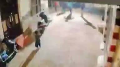 रोहतक में 4 वर्षीय मासूम के साथ कथित क्रूरता का वीडियो वायरल, पिता पर गंभीर आरोप
सोशल मीडिया पर वायरल वीडियो से मचा हड़कंप, पुलिस जांच में जुटी
मासूम की सुरक्षा को लेकर उठे सवाल, सच्चाई सामने लाने की मांग तेज
✒️ रिपोर्ट स्टेट हेड रोशन लाल श्रीवास्तव एनसीआर
रोहतक (हरियाणा) रोहतक से सामने आए एक वायरल वीडियो ने लोगों को झकझोर कर रख दिया है। सोशल मीडिया पर प्रसारित वीडियो में एक व्यक्ति पर अपनी चार वर्षीय बेटी को सड़क पर पटकने का आरोप लगाया जा रहा है। घटना के बाद पुलिस ने मामले का संज्ञान लेते हुए जांच शुरू कर दी है। फिलहाल वीडियो और आरोपों की सत्यता की आधिकारिक जांच जारी है।
रोहतक। सोशल मीडिया पर तेजी से वायरल हो रहे एक वीडियो ने पूरे क्षेत्र में चिंता का माहौल पैदा कर दिया है। वायरल दावों के अनुसार, एक पिता ने अपनी चार वर्षीय बेटी के साथ कथित रूप से हिंसक व्यवहार किया और उसे सड़क पर पटक दिया।
प्रारंभिक जानकारी के मुताबिक, घटना के समय बच्ची की मां पड़ोस में आयोजित एक जन्मदिन समारोह में गई हुई थी। इसी दौरान यह घटना होने का दावा किया जा रहा है। वीडियो सामने आने के बाद लोगों ने कड़ी प्रतिक्रिया व्यक्त करते हुए दोषी के विरुद्ध सख्त कार्रवाई की मांग की है।
हालांकि, इन आरोपों की स्वतंत्र पुष्टि अभी नहीं हुई है। पुलिस ने मामले का संज्ञान लेकर जांच शुरू कर दी है और वीडियो की सत्यता सहित सभी पहलुओं की पड़ताल की जा रही है। जांच पूरी होने के बाद ही घटना की वास्तविक परिस्थितियां स्पष्ट हो सकेंगी।
बाल अधिकारों से जुड़े विशेषज्ञों का कहना है कि यदि किसी बच्चे के साथ हिंसा या दुर्व्यवहार की आशंका हो, तो तत्काल संबंधित अधिकारियों को सूचना देना प्रत्येक नागरिक की जिम्मेदारी है।
बच्चों की सुरक्षा और उनके अधिकारों की रक्षा समाज तथा प्रशासन दोनों की साझा जिम्मेदारी है। वायरल वीडियो किसी घटना की ओर ध्यान आकर्षित कर सकते हैं, लेकिन किसी भी व्यक्ति की जिम्मेदारी या दोष का अंतिम निर्धारण निष्पक्ष जांच और उपलब्ध साक्ष्यों के आधार पर ही किया जाना चाहिए।
🟥 ND NEWS | दैनिक निष्पक्ष धारा की अपील
एनडी न्यूज़ एवं दैनिक निष्पक्ष धारा हरियाणा पुलिस से अपील करता है कि मामले की निष्पक्ष, पारदर्शी और त्वरित जांच कर तथ्य सार्वजनिक किए जाएं। यदि जांच में आरोप सही पाए जाते हैं तो संबंधित व्यक्ति के विरुद्ध कानून के अनुसार कठोर कार्रवाई की जाए। साथ ही, बच्चों के प्रति किसी भी प्रकार की हिंसा या प्रताड़ना की सूचना तत्काल पुलिस या बाल संरक्षण तंत्र को दें।
जनहित में सुझाव
बच्चों के साथ किसी भी प्रकार की हिंसा को नज़रअंदाज़ न करें।
घरेलू विवादों का असर बच्चों पर न पड़ने दें।
बच्चे के साथ दुर्व्यवहार की आशंका होने पर तुरंत पुलिस या बाल संरक्षण अधिकारियों को सूचना दें।
वायरल वीडियो साझा करने से पहले उसकी सत्यता की पुष्टि करें।
बच्चों के अधिकारों और सुरक्षा के प्रति समाज में जागरूकता बढ़ाएं।
👇👇👇
#NDNews #दैनिकनिष्पक्षधारा #Rohtak #Haryana #ChildSafety #ChildProtection #HaryanaPolice #JusticeForChild #ViralVideo #BreakingNews
👇👇👇👇
@police_haryana
@RohtakPolice
@cmohry
@HaryanaCMO
@NCPCR_
@MinistryWCD
@PIB_India
👇👇👇
🟥 ND NEWS | दैनिक निष्पक्ष धारा
मुख्य संपादक / संस्थापक: राजन सिंह हाड़ा
सह-संपादक: शालिनी सिंह भदौरिया
📍 कार्यालय-3: U158, हीरा स्वीट्स के पास, विकास मार्ग, लक्ष्मी नगर, पूर्वी दिल्ली, पिन कोड – 110092 (NCR)
📍 कार्यालय-2: विधानसभा रोड, बर्लिंगटन चौराहा, लखनऊ – 226001 (UP)
📍 कार्यालय-1: 1/1 अटल बिहारी चौराहा, नियर बर्मा चौराहा, फतेहपुर – 212601 (UP)
📅 दिनांक: 10 जुलाई 2026
📆 दिन: शुक्रवार
📧 Email: ndnewschannel@gmail.com
📞 मोबाइल: 9696119696