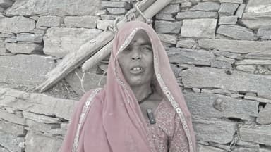टंकी बनी, पाइप बिछी... लेकिन पानी गायब! राजसमंद में 22 लाख का खेल?
.
#RajsamandNews #RajasthanNews #WaterScam
कुंभलगढ़ पंचायत समिति की कालिंजर ग्राम पंचायत के भील का खेत बस्ती में डीएमएफटी मद से करीब 22 लाख रुपए खर्च कर पेयजल योजना बनाई गई। योजना के तहत नया कुआं, पानी की टंकी और पाइपलाइन का निर्माण भी हुआ, लेकिन ग्रामीणों का आरोप है कि आज तक एक बूंद पानी की सप्लाई शुरू नहीं हुई। बावजूद इसके निर्माण कार्य का भुगतान भी कर दिया गया। ग्रामीणों ने योजना में अनियमितता की आशंका जताते हुए मामले की उच्च स्तरीय जांच, जिम्मेदार अधिकारियों व ठेकेदार के खिलाफ कार्रवाई तथा जल्द से जल्द पेयजल योजना शुरू कराने की मांग की है।