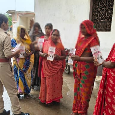 थाना सुरेरी पुलिस टीम द्वारा क्षेत्र में भ्रमण कर महिलाओं/बालिकाओं/छात्राओं को महिला सुरक्षा हेल्पलाइन नं0-1090, 1076, 112, 1930 एवं सरकार की जनकल्याणकारी योजनाओं के संबंध में जागरूक किया गया। #MissionShakti5 #नारी_सुरक्षा_सम्मान_स्वावलंबन https://t.co/WBGqxcsaSG