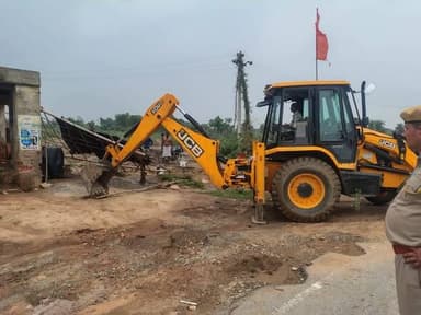 हाईवे पर अतिक्रमणियों में हड़कंप, अतिक्रमण हटाने की कार्रवाई लगातार जारी- जिला कलक्टर
सलूम्बर,10 जुलाई। सलूम्बर कलेक्टर मुहम्मद जुनैद के सख्त निर्देशों के बाद प्रशासन द्वारा सार्वजनिक निर्माण विभाग की शिकायतों पर लगातार कार्रवाई की जा रही है। तहसीलदार डॉ. मयूर शर्मा ने राजस्व टीम का गठन कर हाईवे और विभिन्न मार्गों पर किए गए अवैध अतिक्रमणों को तुरंत प्रभाव से हटवाया है। इस कार्रवाई से अतिक्रमणियों में हड़कंप मच गया है।
*लगातार कार्रवाई में इन स्थानों को कराया गया अतिक्रमण मुक्त*
सलूम्बर नवनिर्मित जिला अस्पताल के पास किये गये समस्त अतिक्रमणों को राजस्व टीम द्वारा कार्रवाही कर मुक्त किया, जिसमें अवैध केबिन व बाउन्ड्रीयों को हटा कर पाबंद किया गया।
इस दौरान सलूम्बर-ईटाली खेड़ा सड़क (एस.एच.-53)- किलोमीटर 6.700 पर काश्तकारों द्वारा 30 वर्षों पूर्व बनाई गई अवैध बाउंड्रीवाल को हटा दिया गया है, इस अतिक्रमण से हाइवे पर काफी दुर्घटना हो रही थी। इस कार्रवाही से मार्ग पर सुचारु रुप से आवागमन हो पायेगा व दुर्घटनाओं पर लगाम लगेगी। साथ ही पुलिये किनारे पर संचालित केबिन चालक को हटाने हेतु पाबंद किया गया।
दूदर से बाईपास (एस.एच.-53) - किलोमीटर 85.500 से 86.500 के बीच नाली में मिट्टी भरकर किए गए अतिक्रमण को हटाकर मार्ग और नाली को पूर्ववत स्थिति में बहाल कर दिया गया है, जिससे सडक पर बरसात के सीजन में पानी ना भरे व आवागमन सुगम रहे।
हाड़ीरानी कॉलेज संपर्क सड़क - पंचायत समिति तक जाने वाली सड़क पर हुए अवैध अतिक्रमण को हटाकर सड़क की मूल चैड़ाई बहाल कर दी गई है।
लवकुश स्कूल से गणेशघाटी सड़क - सड़क किनारे लगी बाधाओं और अवरोधक वृक्षों को हटाकर मार्ग को आवागमन के लिए पूरी तरह सुचारू कर दिया गया है।
इसके साथ ही हाइवे किनारे स्थित केबिन चालको को नोटिस देकर अतिक्रमण ना करने हेतु पाबंद किया गया।
प्रशासन की ओर से स्पष्ट किया गया है कि सार्वजनिक मार्गों को बाधा-मुक्त रखने के लिए यह अभियान निरंतर जारी रहेगा।