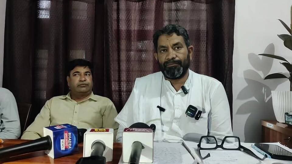 पूर्व विधायक बलवान पुनिया की प्रेस कॉन्फ्रेंस, अभिषेक शर्मा नेठराणा हत्या प्रकरण में आरोपियों की गिरफ्तारी की मांग भादरा जनसमस्याओं को लेकर कई जगह होंगे प्रदर्शन
#अभिषेक #bhadra Balwan Poonia M L A Balwan Poonia