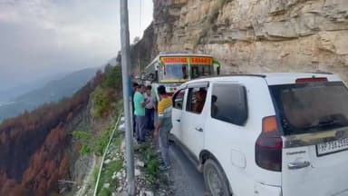 🚨 सलूणी ब्रेकिंग 🚨
सलूणी: छतेऊ के पास बस और कार में जोरदार टक्कर।
हादसे के बाद मौके पर लोगों की भीड़ जुट गई।
घटना से जुड़ी अधिक जानकारी की प्रतीक्षा है।
#Salooni #Chhateu #Chamba #RoadAccident #BreakingNews #HimachalPradesh #ChambaToday #AccidentNews #HPNews #ViralNews