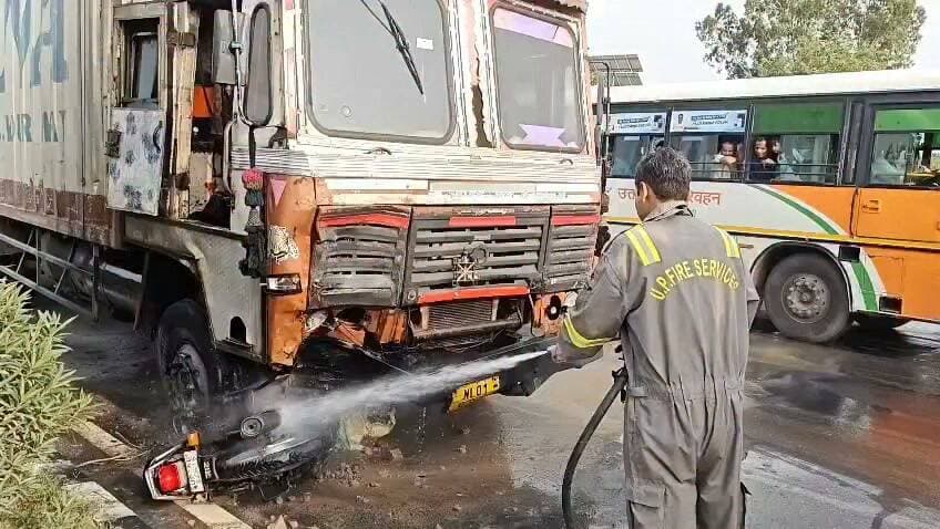 बुलंदशहर: सिकंदराबाद में नेशनल हाईवे-34 पर जाट चौक के पास भीषण सड़क हादसे में ट्रक की टक्कर से बाइक सवार दो लोगों की दर्दनाक मौत हो गई।
टक्कर इतनी जबरदस्त थी कि बाइक ट्रक के साथ काफी दूर तक घिसटती चली गई। हादसे के बाद ट्रक में भी आग लग गई, जिससे मौके पर अफरा-तफरी मच गई।
सूचना मिलते ही पुलिस और दमकल विभाग की टीम मौके पर पहुंची और आग पर काबू पाया। पुलिस ने दोनों शवों को कब्जे में लेकर पोस्टमार्टम के लिए भेज दिया है। मामले की जांच जारी है।
#Bulandshahr #Sikandrabad #RoadAccident #NH34 #BreakingNews #TruckAccident #BikeAccident #UttarPradesh #Police #FireDepartment #HindiNews #BulandshahrNews #AccidentNews #UPNews