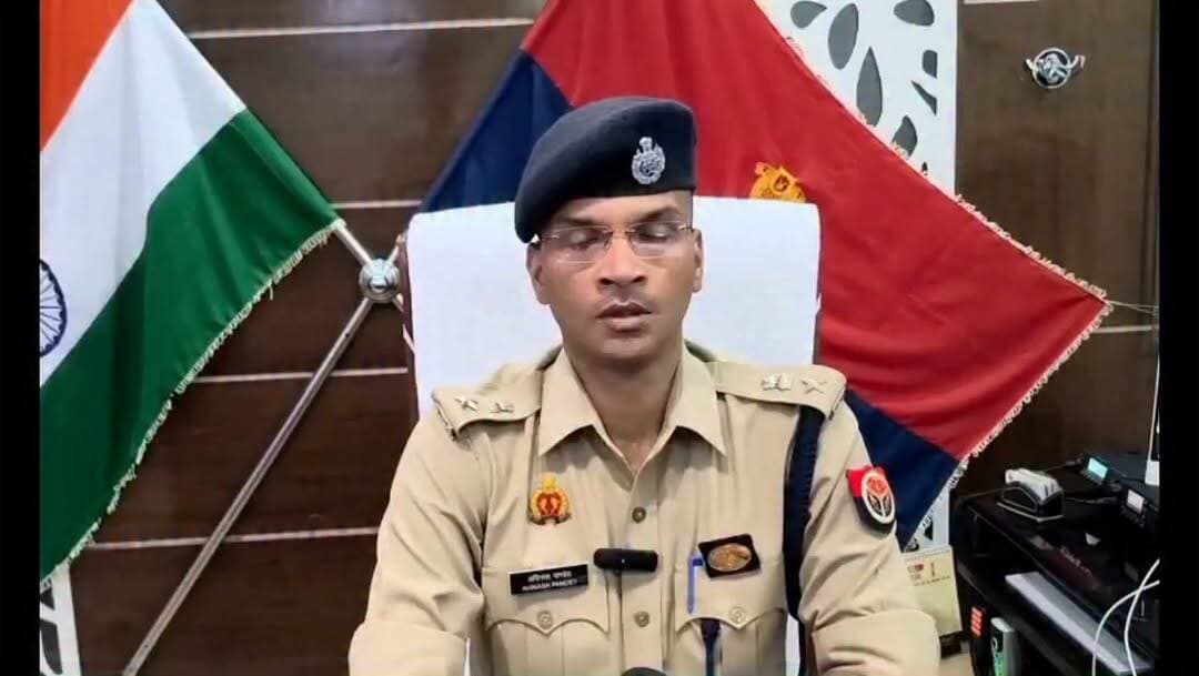 मेरठ के वरिष्ठ पुलिस अधीक्षक (SSP) का बयान।
वरिष्ठ पुलिस अधीक्षक मेरठ को धमकी देने वाले वायरल मैसेज को लेकर एसएसपी ने अपनी प्रतिक्रिया दी। साथ ही आगामी वृक्षारोपण महोत्सव के अवसर पर सभी नागरिकों से पर्यावरण संरक्षण के लिए कम से कम एक पेड़ लगाने की अपील की।
#Meerut #SSPMeerut #MeerutPolice #UttarPradesh #ViralMessage #TreePlantation #Vriksharopan #Environment #GreenIndia #PoliceUpdate #UPPolice #NewsUpdate