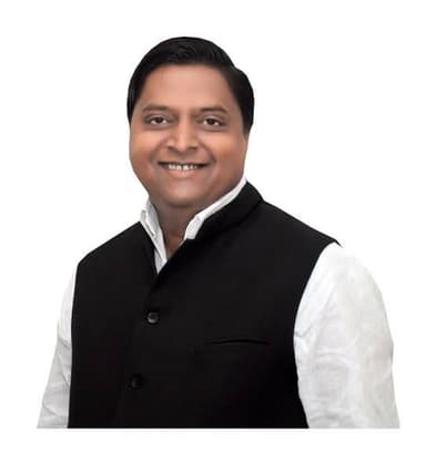 हरियाणा की मनमानी पर सख्त हुए विधायक अमित चाचाण, मुख्य सचिव से मिलकर उठाया नोहर फीडर का मुद्दा
नोहर, 10 जुलाई। नोहर विधायक अमित चाचाण ने शुक्रवार को राज्य के मुख्य सचिव वी. श्रीनिवास से मुलाकात कर नोहर क्षेत्र की विभिन्न समस्याओं, विशेष रूप से नोहर फीडर से जुड़े मुद्दे को प्रमुखता से उठाया।
विधायक ने मुख्य सचिव को बताया कि हरियाणा सरकार ने राजस्थान की अनुमति के बिना राजस्थान की स्वामित्व वाली भूमि पर ड्रेनेज का पानी छोड़ने के उद्देश्य से निर्माण कार्य करवा दिया है। उन्होंने इस निर्माण को तत्काल प्रभाव से हटाने की मांग करते हुए कहा कि यह दोनों राज्यों के बीच हुए समझौते का उल्लंघन है, जिससे क्षेत्र के किसानों में भारी रोष है।
अमित चाचाण ने कहा कि यदि इस निर्माण के माध्यम से ड्रेनेज का पानी नोहर फीडर में छोड़ा गया तो इसका सीधा असर क्षेत्र के लोगों के स्वास्थ्य और पर्यावरण पर पड़ेगा। उन्होंने मामले में लापरवाही बरतने वाले स्थानीय सिंचाई विभाग के अधिकारियों के खिलाफ कार्रवाई की भी मांग की।
विधायक ने यह भी बताया कि हरियाणा से लंबे समय से नोहर फीडर को निर्धारित सिंचाई पानी नहीं मिल रहा है, जिससे किसानों की फसलें प्रभावित हो रही हैं और पेयजल संकट भी गहराता जा रहा है। उन्होंने हरियाणा से समझौते के अनुसार पूरा पानी उपलब्ध कराने की मांग रखी। मुख्य सचिव ने विधायक को बताया कि इस मामले में हरियाणा सरकार के मुख्य सचिव को पत्र लिखा जाएगा राजस्थान सरकार संपूर्ण मामले को लेकर गंभीर है
इसके बाद विधायक ने जल संसाधन विभाग के अतिरिक्त मुख्य सचिव अभय कुमार से भी मुलाकात कर हरियाणा द्वारा राजस्थान की भूमि पर किए गए निर्माण को हटाने तथा हरियाणा सरकार को नियमों का पालन करने के लिए पाबंद करने की मांग की।