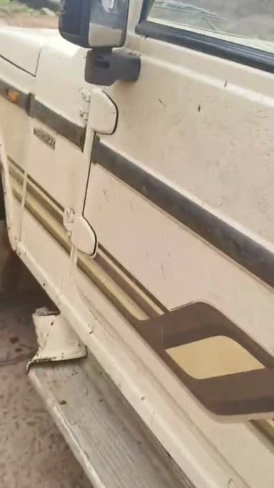 छतरपुर जिला अंतर्गत बड़ामलहरा थाना के सेंधपा गांव में गांववालों ने पकड़ी अवैध शराब से भरी एक बोलेरो वीडियो सोशल मीडिया पर वायरल
लोगों का दावा बड़ामलहरा पुलिस ने गांव वालों से छुड़ाई शराब से भरी हुई बोलेरो
आबकारी विभाग के संरक्षण में गावँ गावँ में बिक रही अवैध शराब शराब माफियाओं और आबकारी विभाग का गठजोड़ बिकवा रहा अवैध शराब