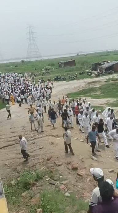 🙏 यह जनसैलाब बता रहा है कि नेता का कद पद से नहीं, बल्कि जनता के दिलों में बनी जगह से तय होता है।
आदरणीय बाबूजी ओमकार सिंह यादव जी को अंतिम विदाई देने उमड़ी हजारों लोगों की भीड़ उनके प्रति जनता के अटूट प्रेम, विश्वास और सम्मान की जीवंत मिसाल है। ऐसे जननेता भले ही पंचतत्व में विलीन हो जाएं, लेकिन वे हमेशा लोगों के दिलों में जीवित रहते हैं।
भावपूर्ण श्रद्धांजलि। ॐ शांति। 🕊️
#OmkarSinghYadav #Shradhanjali #JanNeta #OmShanti #LastFarewell #SocialistSonuYadav
Samajwadi Party Akhilesh Yadav Aditya Yadav Shivpal Singh Yadav फैंस बृजेश यादव