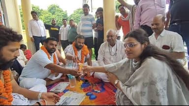सभासदों का तीन दिवसीय धरना स्थगित, 15 दिन के लिए भूख हड़ताल टली; पालिका अध्यक्ष व एसडीएम ने जूस पिलाकर कराया अनशन समाप्त
13 सूत्रीय मांगों पर कार्रवाई के आश्वासन के बाद बनी सहमति, कर्मचारियों के कार्यक्षेत्र में भी हुआ बदलाव
सोरों (कासगंज)। नगर पालिका परिषद सोरों में पिछले तीन दिनों से सभासदों द्वारा चल रहा धरना एवं भूख हड़ताल शुक्रवार को प्रशासन के आश्वासन के बाद 15 दिनों के लिए स्थगित कर दिया गया। नगर पालिका अध्यक्ष रामेश्वर दयाल महेरे एवं अधिशासी अधिकारी/एसडीएम हर्षिता देवड़ा ने अनशनरत सभासदों को जूस पिलाकर भूख हड़ताल समाप्त कराई।
धरने के दौरान सभासदों ने नगर पालिका में कथित भ्रष्टाचार, वित्तीय अनियमितताओं, विकास कार्यों की गुणवत्ता, कर्मचारियों के लंबे समय से एक ही पटल पर कार्यरत रहने, रुके हुए वेतन, वार्डों की मूलभूत समस्याओं तथा विभिन्न खरीद-फरोख्त एवं निर्माण कार्यों की उच्चस्तरीय जांच सहित 13 सूत्रीय मांगपत्र प्रशासन को सौंपा था।
धरना समाप्त होने के साथ ही प्रशासन ने कुछ मांगों पर प्रारंभिक कार्रवाई करते हुए नगर पालिका कर्मचारियों के कार्यों का पुनर्विभाजन कर दिया। अधिशासी अधिकारी द्वारा जारी कार्यालय आदेश के अनुसार बड़े बाबू जयप्रकाश दुबे, लिपिक पंकज कुमार (भार्गव), प्रकाश व्यवस्था प्रभारी सहित अन्य कर्मचारियों के कार्यक्षेत्र में बदलाव किया गया। सभासदों का कहना है कि लंबे समय से एक ही पटल पर कार्यरत कर्मचारियों के कारण पारदर्शिता प्रभावित हो रही थी, इसलिए यह बदलाव उनकी प्रमुख मांगों में शामिल था।
सभासदों के 13 सूत्रीय मांगपत्र में डीजल खर्च की उच्चस्तरीय जांच, वर्ष 2023 से अब तक कराए गए विकास कार्यों की गुणवत्ता की जांच, दोषी फर्मों को ब्लैकलिस्ट करने, वित्तीय अनियमितताओं की जांच, कर्मचारियों के लंबित वेतन एवं पीएफ का भुगतान, जलकल, विद्युत उपकरण, वाहन मरम्मत एवं अन्य खरीद के बिलों का सत्यापन, बैटरियों एवं सोलर प्लांट की जांच, मासिक बोर्ड बैठक नियमित कराने, वार्डों में विकास कार्यों को प्राथमिकता देने तथा सभासदों की निगरानी समिति गठित करने जैसी प्रमुख मांगें शामिल हैं।
प्रशासन के आश्वासन के बाद सभासदों ने आंदोलन को 15 दिनों के लिए स्थगित करते हुए चेतावनी दी कि यदि निर्धारित समय सीमा में मांगों पर ठोस कार्रवाई नहीं हुई तो धरना एवं भूख हड़ताल दोबारा शुरू की जाएगी।
सभासद विष्णुकांत तिवारी ने कहा कि यह आंदोलन किसी व्यक्ति विशेष के खिलाफ नहीं, बल्कि नगर पालिका में पारदर्शिता स्थापित करने और जनता के हितों की रक्षा के लिए किया गया है। प्रशासन ने कार्रवाई का भरोसा दिया है, इसलिए फिलहाल जनहित में आंदोलन स्थगित किया गया है।
सभासद पवनेश सक्सेना ने कहा कि नगर पालिका में वर्षों से चली आ रही अनियमितताओं की निष्पक्ष जांच आवश्यक है। यदि तय समय में कार्रवाई नहीं हुई तो सभी सभासद फिर से आंदोलन शुरू करेंगे।
सभासद रिंकू नितेश पचौरी ने कहा कि सभी वार्डों में विकास कार्य और मूलभूत सुविधाएं प्राथमिकता के आधार पर उपलब्ध कराना नगर पालिका की जिम्मेदारी है। प्रशासन को अपने आश्वासन पर अमल करना होगा।
सभासद जयपाल कश्यप ने कहा कि जनता के धन का पारदर्शी उपयोग सुनिश्चित करना सभी की जिम्मेदारी है। मांगपत्र के प्रत्येक बिंदु पर निष्पक्ष जांच कर दोषियों के विरुद्ध कार्रवाई होनी चाहिए।
सभासद प्रतिनिधि मुनीश चौधरी ने कहा कि आंदोलन समाप्त नहीं हुआ है, बल्कि 15 दिनों के लिए स्थगित किया गया है। यदि प्रशासन ने तय अवधि में मांगों पर संतोषजनक कार्रवाई नहीं की तो सभी सभासद जनता के साथ मिलकर पुनः धरना एवं भूख हड़ताल शुरू करेंगे।
नगर पालिका अध्यक्ष रामेश्वर दयाल महेरे ने कहा कि नगर हित सर्वोपरि है। सभासदों की मांगों पर गंभीरता से विचार किया जा रहा है। जिन बिंदुओं पर जांच आवश्यक है, उन पर नियमानुसार कार्रवाई कराई जाएगी। उन्होंने कहा कि नगर पालिका पारदर्शिता एवं गुणवत्ता के साथ विकास कार्य कराने के लिए प्रतिबद्ध है।
अधिशासी अधिकारी एवं एसडीएम हर्षिता देवड़ा ने कहा कि सभासदों का मांगपत्र प्राप्त हो गया है और जिन बिंदुओं पर प्रशासनिक कार्रवाई आवश्यक है, उन पर प्रक्रिया शुरू कर दी गई है। कार्यों में पारदर्शिता सुनिश्चित करने के उद्देश्य से कर्मचारियों के कार्यक्षेत्र में परिवर्तन किया गया है। उन्होंने कहा कि सभी मांगों का निष्पक्ष परीक्षण कराया जाएगा तथा शासन के नियमों के अनुरूप आवश्यक कार्रवाई सुनिश्चित की जाएगी। #DMKasganj #soron #kasganj