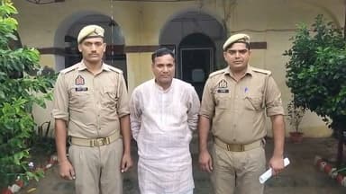 मीरगंज में धर्म परिवर्तन कराने के आरोप में प्रचारक गिरफ्तार
बरेली। मीरगंज पुलिस ने ग्राम सैजना में कथित रूप से प्रलोभन देकर धर्म परिवर्तन कराने का प्रयास करने के आरोप में एक व्यक्ति को गिरफ्तार किया है। पुलिस ने आरोपी के कब्जे से छह धार्मिक पुस्तकें, एक हस्तलिखित नोटबुक और एक मोबाइल फोन बरामद किया है।
पुलिस के अनुसार, ग्राम सैजना निवासी अंकित की तहरीर पर प्रेमपाल (51), निवासी ग्राम भुडासी थाना शीशगढ़ के खिलाफ थाना मीरगंज में बीएनएस की धारा 62/299 तथा उत्तर प्रदेश विधि विरुद्ध धर्म परिवर्तन प्रतिषेध अधिनियम की धारा 3/5(1) के तहत मुकदमा दर्ज किया गया था। आरोप है कि आरोपी ने एक घर पर सभा आयोजित कर ईसाई धर्म अपनाने के लिए लोगों को प्रलोभन दिया और हिंदू धर्म के संबंध में आपत्तिजनक टिप्पणी की।
शुक्रवार को पुलिस टीम ने मुखबिर की सूचना पर नगरिया सादात फाटक के पास अंडरपास से आरोपी को गिरफ्तार कर लिया। पुलिस का कहना है कि आरोपी को न्यायालय में पेश कर आगे की विधिक कार्रवाई की जा रही है।
#bareillypolice
#viral
#BareillyNewsLive
#थानामीरगंज