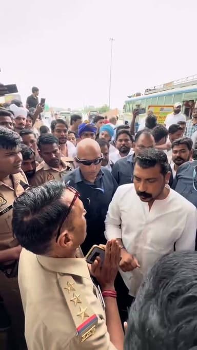 मेरठ की दलित छात्रा ललिता गौतम के परिवार से मिलने जा रहे सांसद चंद्रशेखर आज़ाद को मुजफ्फरनगर के रोहाना टोल प्लाज़ा पर पुलिस ने रोका, भड़के सांसद हुई नौकझौक
#BHIMARMYChandraShekharAazad
#VipinAazad