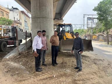 एलिवेटेड रोड पर पेच वर्क का निगम उपायुक्त ने किया औचक निरीक्षण, गुणवत्ता और समयबद्ध कार्य के दिए निर्देश
उदयपुर, 10 जुलाई। शहर की क्षतिग्रस्त सड़कों की मरम्मत और आमजन को बेहतर आवागमन सुविधा उपलब्ध कराने के उद्देश्य से नगर निगम द्वारा एलिवेटेड रोड के आसपास चल रहे पेच वर्क कार्य का शुक्रवार को निगम उपायुक्त डॉ. नरेश सोनी ने औचक निरीक्षण किया। इस दौरान उनके साथ अधीक्षण अभियंता मनीष अरोड़ा भी मौजूद रहे।
निरीक्षण के दौरान उपायुक्त ने सड़क मरम्मत कार्य की गुणवत्ता, निर्माण सामग्री, समतलीकरण और कार्य की प्रगति का जायजा लिया। उन्होंने संबंधित अधिकारियों एवं कार्यकारी एजेंसी को निर्देश दिए कि निर्धारित तकनीकी मानकों के अनुरूप गुणवत्तापूर्ण कार्य सुनिश्चित किया जाए और किसी भी प्रकार की लापरवाही नहीं बरती जाए।
डॉ. सोनी ने कहा कि बरसात के मौसम को देखते हुए पेच वर्क पूरी गुणवत्ता के साथ समयबद्ध तरीके से पूरा किया जाए, ताकि सड़कें सुरक्षित और सुगम बनी रहें। साथ ही मरम्मत कार्य के दौरान यातायात व्यवस्था भी प्रभावित नहीं हो, इसका विशेष ध्यान रखने के निर्देश दिए।
उन्होंने बताया कि गत 8 जुलाई को जिला कलक्टर द्वारा भी एलिवेटेड रोड क्षेत्र का निरीक्षण कर सड़क मरम्मत कार्य शीघ्र एवं गुणवत्तापूर्ण ढंग से पूरा करने के निर्देश दिए गए थे, जिसके बाद कार्य में तेजी लाई गई है।
उपायुक्त के अनुसार पेच वर्क की शुरुआत उदियापोल क्षेत्र से की गई है। वर्तमान में एलिवेटेड रोड के आसपास क्षतिग्रस्त हिस्सों की मरम्मत तेज गति से जारी है। इसके बाद शहर के अन्य प्रमुख मार्गों और विभिन्न क्षेत्रों में भी चरणबद्ध तरीके से पेच वर्क कराया जाएगा, जिससे बरसात के दौरान नागरिकों को बेहतर और सुरक्षित आवागमन सुविधा मिल सके।
उन्होंने कहा कि शहर की आधारभूत सुविधाओं को मजबूत करना नगर निगम की प्राथमिकता है। इसी उद्देश्य से सभी कार्य गुणवत्ता, पारदर्शिता और तय समयसीमा के भीतर पूरे किए जाएंगे तथा नियमित निरीक्षण के माध्यम से उनकी सतत निगरानी भी सुनिश्चित की जाएगी।
निरीक्षण के दौरान अधिशाषी अभियंता अखिल गोयल, सहायक अभियंता सुनील प्रजापत सहित अन्य अधिकारी एवं कर्मचारी उपस्थित रहे।