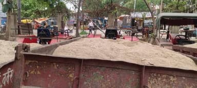 बेलागंज थाने के पुलिस ने अ/वै/ध ख*न-न मा/म/ले में तीन ट्रैक्टर को प/क/ड़ा