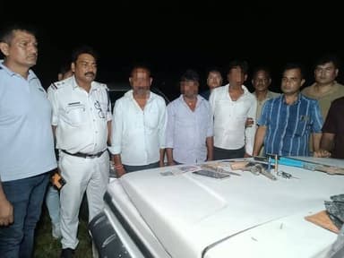 অবৈধ আগ্নেয়াস্ত্র ও প্রাণঘাতী অস্ত্রসহ গ্রেপ্তার ৩
শিলিগুড়ি পুলিশ কমিশনারেটের প্রধান নগর থানার টহলদারি দল রবিবার ভোররাতে মিলন মোড় ফুটবল মাঠ সংলগ্ন এলাকা থেকে একটি সন্দেহভাজন মারুতি অল্টো গাড়িকে আটক করে। গাড়ি ও তাতে থাকা ব্যক্তিদের তল্লাশি চালিয়ে পুলিশ একটি দেশি আগ্নেয়াস্ত্র, দুই রাউন্ড তাজা কার্তুজ এবং বেশ কয়েকটি প্রাণঘাতী অস্ত্র উদ্ধার করে।ঘটনাস্থল থেকেই বিহারের মোতিহারির বাসিন্দা প্রমোদ কুমার সাহানি (৩৫), মনোজ মাহাতো (৪৪) এবং সুধীশ পাসওয়ানকে (৩৫) গ্রেপ্তার করা হয়। অভিযুক্তদের কাছ থেকে উদ্ধার হওয়া গাড়ি, আগ্নেয়াস্ত্র, গুলি ও অন্যান্য অস্ত্র বাজেয়াপ্ত করেছে পুলিশ।ধৃতদের বিরুদ্ধে প্রধান নগর থানায় নির্দিষ্ট ধারায় মামলা রুজু করা হয়েছে। ঘটনার পেছনের উদ্দেশ্য এবং অভিযুক্তদের সম্ভাব্য অপরাধমূলক যোগসূত্র খতিয়ে দেখতে তদন্ত শুরু করেছে পুলিশ।