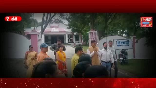 रांची के ऐतिहासिक जगन्नाथपुर मंदिर में 16 July 2026 से शुरू होने वाले Jagannathpur Rath Mela 2026 की तैयारियां अंतिम चरण में हैं। इस दौरान झारखंड की DGP Tadasa Mishra और रांची के सांसद एवं केंद्रीय मंत्री Sanjay Seth ने मंदिर परिसर, रथ मार्ग और मौसीबाड़ी तक की व्यवस्थाओं का निरीक्षण किया।
निरीक्षण के बाद दोनों ने मीडिया से बातचीत कर सुरक्षा, ट्रैफिक, श्रद्धालुओं की सुविधाओं और प्रशासनिक तैयारियों को लेकर जानकारी साझा की।
#Jagannathpur #RathYatra2026 #Ranchi #Jharkhand #SanjaySeth TadasaMishra DGP JharkhandPolice JagannathTemple RathMela RanchiNews JharkhandNews LiveNews RanchiClubTV NewsUpdate