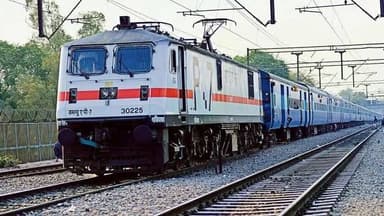 🚨 पुलिस भर्ती परीक्षा के अभ्यर्थियों के लिए बड़ी खुशखबरी! 🚆
11 और 12 जुलाई 2026 को आयोजित होने वाली पुलिस भर्ती परीक्षा के मद्देनज़र पूर्व मध्य रेल ने अभ्यर्थियों की सुविधा के लिए 12 परीक्षा स्पेशल ट्रेनों के संचालन की घोषणा की है।
इन स्पेशल ट्रेनों का परिचालन पटना, छपरा, भभुआ रोड, बक्सर, दानापुर, राजगीर, गया, किउल, नवादा, झाझा और बख्तियारपुर समेत कई महत्वपूर्ण रूटों पर किया जाएगा, ताकि अभ्यर्थी बिना किसी परेशानी के समय पर अपने परीक्षा केंद्र तक पहुंच सकें।
👉 यदि आप या आपके परिवार का कोई सदस्य पुलिस भर्ती परीक्षा में शामिल हो रहा है, तो इस जानकारी को अधिक से अधिक लोगों तक शेयर करें, ताकि सभी अभ्यर्थियों को इसका लाभ मिल सके।
📢 खबर की उड़ान की ओर से सभी अभ्यर्थियों को परीक्षा के लिए हार्दिक शुभकामनाएं। 💐
#खबर_की_उड़ान #PoliceBharti #PoliceRecruitment #ExamSpecialTrain #EastCentralRailway #IndianRailways #Bihar #Patna #Buxar #Gaya #Rajgir #Kiul #Nawada #Jhajha #Danapur #RailNews #ExamUpdate #BiharNews #ShareThisPost