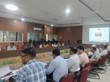 जिला स्तरीय पोषण समिति एवं बेटी बचाओ बेटी पढ़ाओ टास्क फोर्स की बैठक संपन्न
जिला पंचायत सभागार में शुक्रवार को मुख्य कार्यपालन अधिकारी जिला पंचायत श्री हिमांशु जैन की अध्यक्षता में जिला स्तरीय पोषण समिति एवं जिला स्तरीय टास्क फोर्स बेटी बचाओ बेटी पढ़ाओ की संयुक्त बैठक आयोजित की गई।
बैठक के दौरान सीईओ श्री जैन द्वारा बेटी बचाओ बेटी पढ़ाओ योजना के अंतर्गत "घर की पहचान बेटी के नाम" कार्यक्रम के तहत कु. सेल्बी गुप्ता पिता श्री दीपक गुप्ता एवं कु. अंयतिका मीना पिता श्री प्रदुमन मीना को नेम प्लेट प्रदान की गई। साथ ही एक-दो बालिकाओं पर परिवार को सीमित रखने वाली श्रीमती नेहा यादव पति श्री बाबूलाल यादव एवं श्रीमती आरती रैकवार पति श्री कमलेश रैकवार को योजना के आदर्श स्वरूप गौरव पत्र देकर सम्मानित किया गया।
सीईओ श्री जैन द्वारा जिला स्तरीय टास्क फोर्स की बैठक में जिले में विगत वर्ष के शिशु लिंगानुपात की समीक्षा करते हुए स्वास्थ्य विभाग को पीसी एंड पीएनडीटी एक्ट का प्रभावी क्रियान्वयन करने के निर्देश दिए गए। बाल विवाह रोकथाम के लिए टोल फ्री हेल्पलाइन 181 एवं 1098 का व्यापक प्रचार-प्रसार करने, विवाह कार्यक्रमों में सेवा देने वाले वेंडरों को बाल विवाह प्रतिषेध अधिनियम 2006 से अवगत कराने तथा अक्षय तृतीया एवं देवउठनी ग्यारस जैसे पर्वों पर बाल विवाह रोकथाम हेतु विशेष अभियान चलाने के निर्देश दिए गए।
जिला स्तरीय पोषण समिति की बैठक में सीईओ श्री जैन द्वराा मुख्यमंत्री बाल आरोग्य संवर्धन कार्यक्रम के तहत MEM एवं SAM बच्चों की स्थिति की समीक्षा की गई एवं MMASK के अंतर्गत SAM बच्चों की भूख जांच एवं Amoxicillin प्रदाय की स्थिति तथा परियोजना अधिकारियों के भ्रमण की परियोजना-वार समीक्षा की गई। प्रधानमंत्री मातृ वंदना योजना एवं लाडली लक्ष्मी योजना के लक्ष्य एवं उपलब्धि की समीक्षा कर निर्धारित लक्ष्य प्राप्त करने के निर्देश दिए गए।
बैठक में बेटी बचाओ बेटी पढ़ाओ के तहत एक पेड़ बेटी के नाम, अपराजिता अभियान, एक्सपोजर विजिट, सशक्त वाहिनी अभियान जैसी गतिविधियों की जानकारी भी दी गई।
बैठक में जिला कार्यक्रम अधिकारी महिला एवं बाल विकास श्री संजय कुमार जैन सहित शिक्षा, स्वास्थ्य, पुलिस, उच्च शिक्षा, वन, कृषि एवं अन्य विभागों के पदाधिकारी तथा महिला एवं बाल विकास विभाग के सभी परियोजना अधिकारी उपस्थित रहे।
#narmadapuram CM Madhya Pradesh Dr Mohan Yadav Jansampark Madhya Pradesh General Administration Department, MP Department Of Women Child Development, Madhya Pradesh