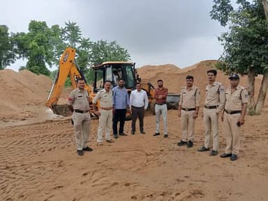 कलेक्टर श्री सोमेश मिश्रा के निर्देश पर अवैध रेत परिवहन एवं भंडारण के विरुद्ध कार्रवाई
ट्रैक्टर-ट्रॉली एवं 400 घनमीटर अवैध रेत जप्त, नियमानुसार की जा रही कार्रवाई
कलेक्टर श्री सोमेश मिश्रा के निर्देशानुसार जिले में रेत खनिज के अवैध उत्खनन, परिवहन एवं भंडारण के विरुद्ध सतत अभियान जारी है। इसी क्रम में गुरुवार को खनिज विभाग द्वारा अलग-अलग स्थानों पर कार्रवाई करते हुए अवैध रेत परिवहन एवं भंडारण के मामलों में जप्ती की कार्रवाई की गई। खनिज विभाग की टीम ने तहसील इटारसी के ग्राम रामपुरगुर्रा क्षेत्र में रेत का अवैध परिवहन करते पाए जाने पर एक ट्रैक्टर-ट्रॉली को जप्त किया। जप्त वाहन को अग्रिम कार्रवाई हेतु पुलिस अभिरक्षा में रखा गया है।
इसी प्रकार तहसील माखननगर के ग्राम मनवाड़ा में लगभग 400 घनमीटर रेत का अवैध भंडारण पाए जाने पर उसे जप्त कर सुरक्षित रूप से तहसील परिसर में रखवाया गया है। खनिज विभाग ने बताया कि संबंधित अवैध उत्खननकर्ता एवं परिवहनकर्ता के विरुद्ध नियमानुसार कार्रवाई की जा रही है। साथ ही जिले में अवैध खनन गतिविधियों पर प्रभावी नियंत्रण हेतु अभियान निरंतर जारी रहेगा।
#narmadapuram CM Madhya Pradesh Dr Mohan Yadav Jansampark Madhya Pradesh General Administration Department, MP Department of Environment, Madhya Pradesh Department of Mineral Resources, MP