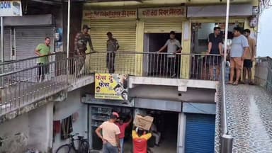 गोविंदपुर में सरकारी शराब गोदाम खाली कराने पर बवाल, ताला तोड़ने का आरोप; मकान मालिक बोले- एक साल का किराया बकाया, जाएंगे कोर्ट