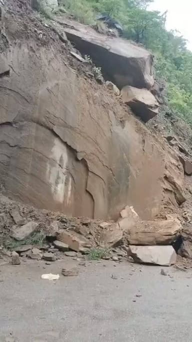 मंडी-कुल्लू NH पर भूस्खलन का खतरा: खोती नाला के पास सावधानी से करें सफर, पुलिस के निर्देशों का करें पालन - ASP अभिमन्यु वर्मा
मंडी: मंडी–कुल्लू राष्ट्रीय राजमार्ग पर खोती नाला के पास लगातार भूस्खलन हो रहा है। ऐसे में यात्रियों से अपील की गई है कि वे पुलिस कर्मचारियों के निर्देशों का पालन करें और पूरी सावधानी के साथ यात्रा करें। ASP अभिमन्यु वर्मा ने कहा कि प्रभावित क्षेत्र में सुरक्षा के मद्देनज़र पुलिस कर्मी तैनात हैं। यात्रियों से अनुरोध है कि अनावश्यक जोखिम न लें, वाहन धीमी गति से चलाएं और प्रशासन द्वारा जारी दिशा-निर्देशों का पालन करें। सुरक्षित यात्रा के लिए सतर्क रहें और मौसम की स्थिति को देखते हुए ही सफर करें।