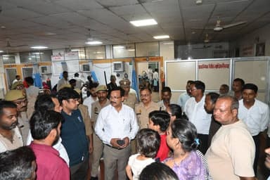 जिलाधिकारी एवं पुलिस अधीक्षक जालौन द्वारा मेडिकल कॉलेज उरई पहुंचकर कोतवाली जालौन क्षेत्रान्तर्गत स्कूली बस की दुर्घटना में घायल बच्चों व उनके परिजनों से वार्ता की गयी एवं घायलों के बेहतर उपचार हेतु डॉक्टरों से परामर्श कर सम्बन्धित अधिकारी/कर्मचारीगण को आवश्यक दिशा-निर्देश दिये गये।