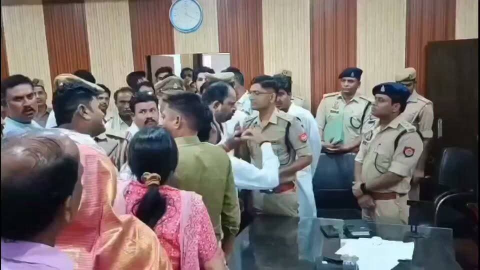 ललितपुर: पूर्व शिक्षक राजाराम गोस्वामी आत्महत्या मामला, परिजनों की तहरीर पर गंभीर धाराओं में मुकदमा दर्ज; एसपी मोहम्मद मुस्ताक की बड़ी कार्रवाई
#BreakingNews #Lalitpur #RajaRamGoswami #SPMohdMustaq #PoliceAction #SuicideCase #FIR #Justice #Chiglaua #BarBlock #UttarPradesh #IndiaDabangNews