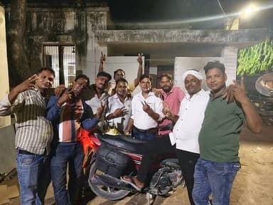 मुहम्मदाबाद गोहना से दैनिक जागरण के तहसील प्रभारी बड़े भाई अनन्त प्रताप आजाद जी व अजय मास्टर जी का जन्मदिन बड़े ही धूमधाम से मनाया गया .....