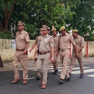#Etawahpolice
#Footpatrolling
SSP इटावा @BrijeshS_211 के निर्देशन में थाना भरेह पुलिस द्वारा थाना क्षेत्रान्तर्गत शांति व्यवस्था के दृष्टिगत सुरक्षा, शांति, सौहार्द व कानून-व्यवस्था बनाए रखने हेतु प्रमुख बाजारों व मुख्य मार्गो पर पैदल गश्त की गई। https://t.co/jgod2ZdojD