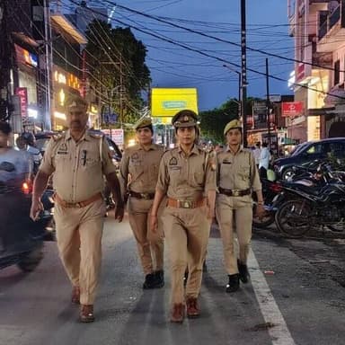#Etawahpolice
#Footpatrolling
SSP इटावा @BrijeshS_211 के निर्देशन में महिला थाना पुलिस द्वारा शांति व्यवस्था के दृष्टिगत सुरक्षा, शांति, सौहार्द व कानून-व्यवस्था बनाए रखने हेतु प्रमुख बाजारों व मुख्य मार्गो पर पैदल गश्त की गई। https://t.co/xl6saDlZ5d