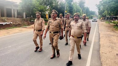 #Etawahpolice
#Footpatrolling
SSP इटावा @BrijeshS_211 के निर्देशन में थाना बकेवर पुलिस द्वारा थाना क्षेत्रान्तर्गत शांति व्यवस्था के दृष्टिगत सुरक्षा, शांति, सौहार्द व कानून-व्यवस्था बनाए रखने हेतु प्रमुख बाजारों व मुख्य मार्गो पर पैदल गश्त की गई। https://t.co/L6WwV4eZIl