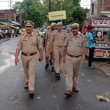 #Etawahpolice
#Footpatrolling
SSP इटावा @BrijeshS_211 के निर्देशन में थाना चकरनगर पुलिस द्वारा थाना क्षेत्रान्तर्गत शांति व्यवस्था के दृष्टिगत सुरक्षा, शांति, सौहार्द व कानून-व्यवस्था बनाए रखने हेतु प्रमुख बाजारों व मुख्य मार्गो पर पैदल गश्त की गई। https://t.co/vyjsnMhNE4