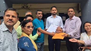 धारचूला
शिक्षकों ने दिया ज्ञापन।
नदीम परवेज़ धारचूला
स्लग: टीईटी से छूट और पुरानी पेंशन की मांग, शिक्षकों ने सौंपा ज्ञापन
धारचूला। उत्तरांचल स्टेट प्राइमरी टीचर्स एसोसिएशन, विकासखंड धारचुला ने मंगलवार को शिक्षा मंत्री, उत्तराखंड सरकार के नाम उपजिलाधिकारी (एसडीएम) धारचुला के माध्यम से ज्ञापन प्रेषित किया। ज्ञापन में टीईटी की अनिवार्यता से पूर्व नियुक्त शिक्षकों को इससे मुक्त रखने, आरटीई अधिनियम लागू होने से पहले नियुक्त शिक्षकों को इसके प्रावधानों से छूट देने तथा पुरानी पेंशन योजना (ओपीएस) बहाल करने की मांग उठाई गई।
शिक्षक संगठन ने ज्ञापन में कहा कि उच्चतम न्यायालय के 1 नवंबर 2025 के निर्णय के अनुरूप वर्ष 2011 से पूर्व नियुक्त शिक्षकों को टीईटी की अनिवार्यता से मुक्त किया जाए। साथ ही आरटीई अधिनियम लागू होने से पहले नियुक्त शिक्षकों को भी इसके प्रावधानों से छूट प्रदान की जाए। संगठन ने पुरानी पेंशन योजना को पुनः लागू करने की भी मांग की।
ज्ञापन सौंपने के बाद संगठन के पदाधिकारियों ने कहा कि यदि शिक्षकों को टीईटी की अनिवार्यता से छूट नहीं दी गई और पुरानी पेंशन योजना बहाल नहीं की गई, तो शिक्षक चरणबद्ध आंदोलन शुरू करने को बाध्य होंगे। उन्होंने चेतावनी दी कि मांगें पूरी नहीं होने पर शिक्षक सड़कों पर उतरकर आंदोलन करेंगे, जिसकी पूरी तैयारी संगठन ने कर ली है।
इस दौरान संगठन के अध्यक्ष हीरा सिंह बम, मंत्री महावीर सिंह धामी, कोषाध्यक्ष आभा फगलियाल, कमला जोशी, तुलसी जोशी, फरहत तबस्सुम, जसोदा नबियाल टी एस गरबियाल, जीवन बिस्ट, निधी वरमा, जशोदा रोतेला पुष्पा गुरगँ, पुष्पा सहित अनेक शिक्षक उपस्थित रहे।